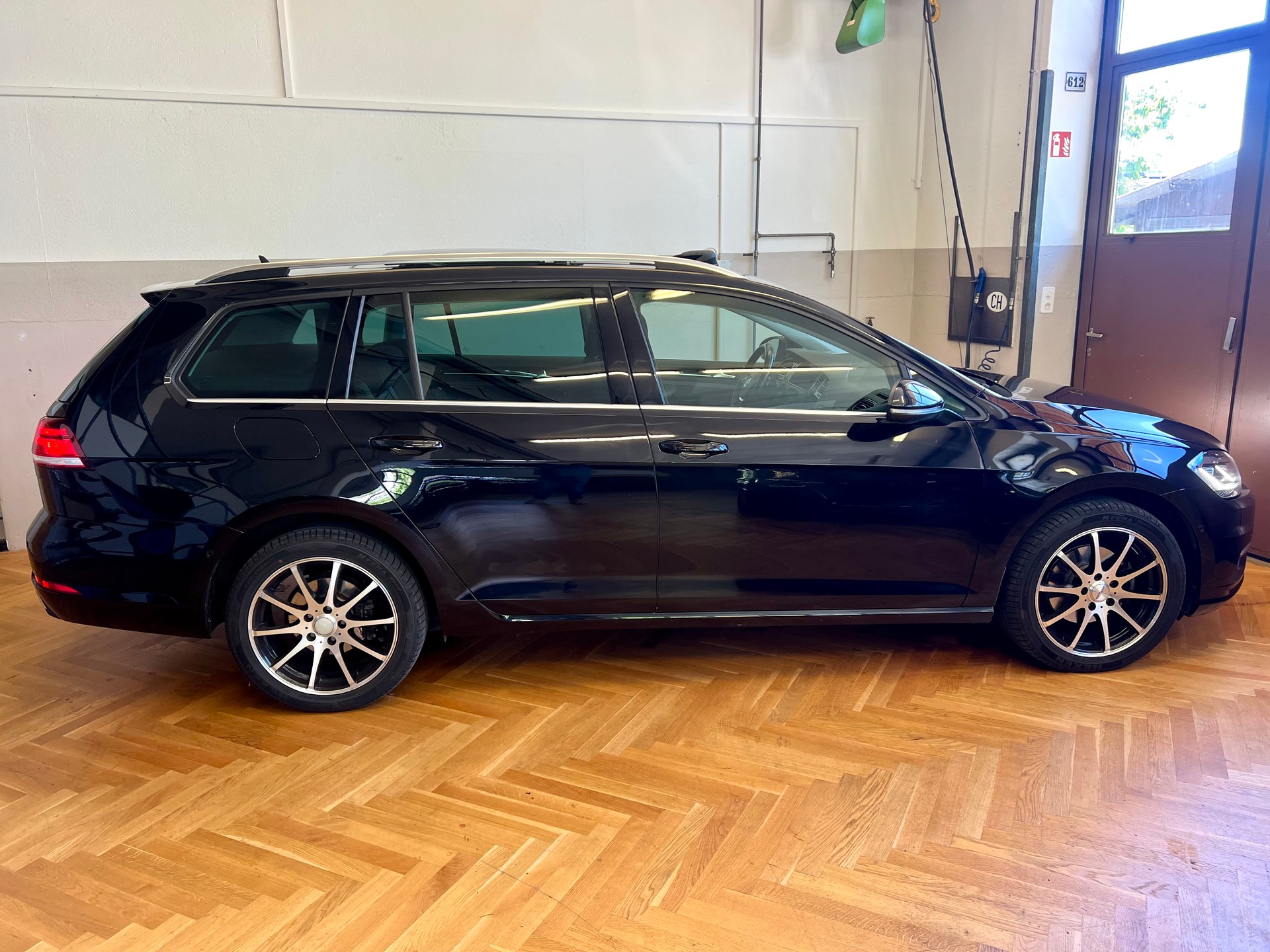 VW Golf Variant 2.0 TDI Highline 4Motion DSG-image-4
