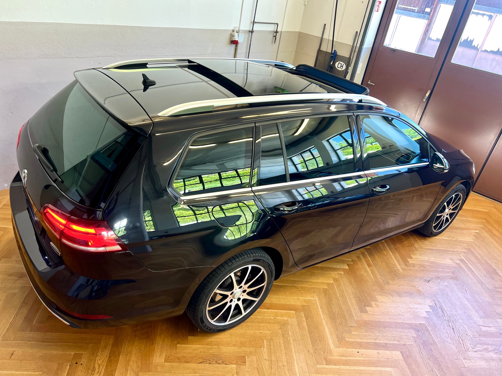 VW Golf Variant 2.0 TDI Highline 4Motion DSG-image-6