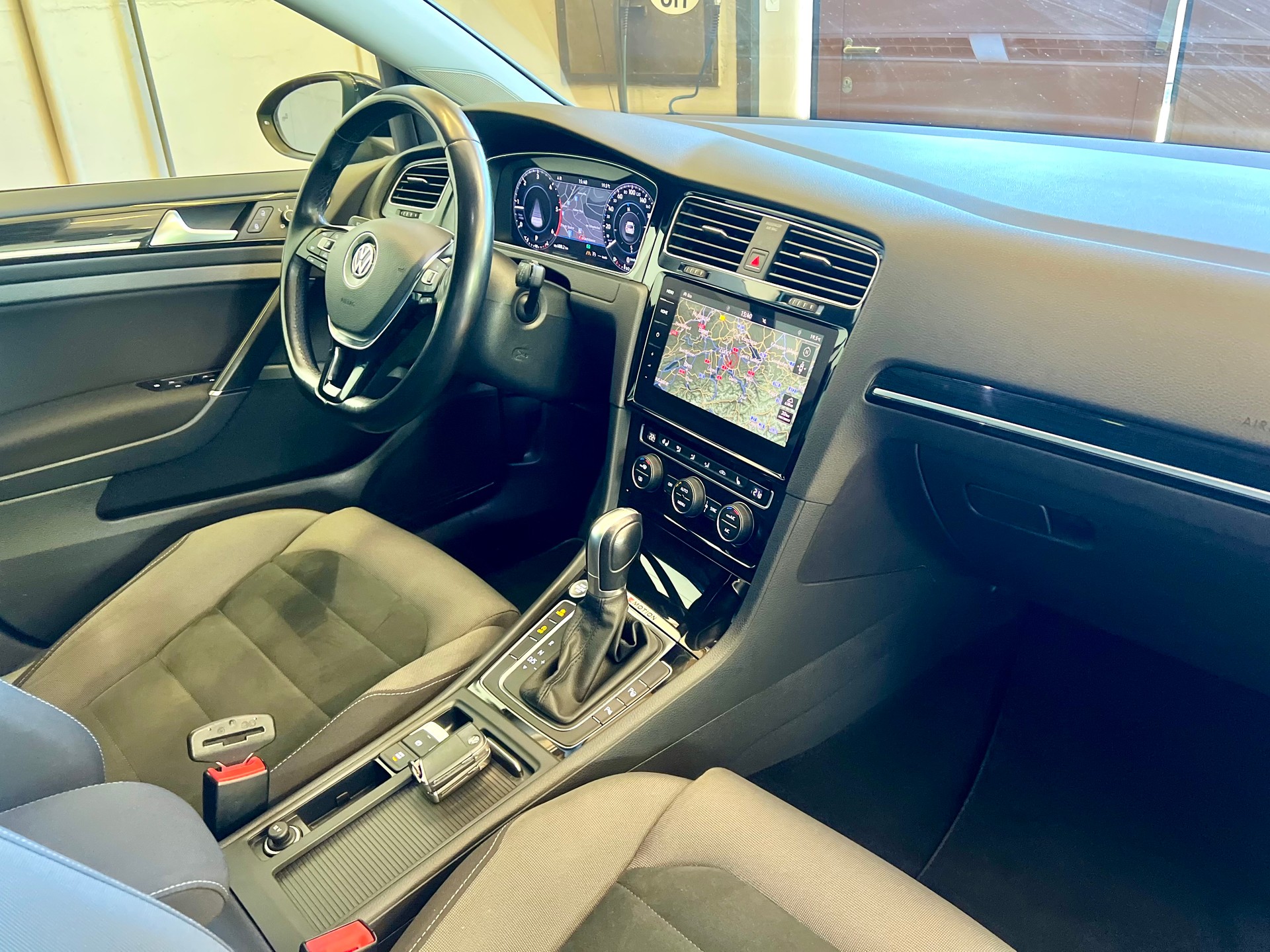 VW Golf Variant 2.0 TDI Highline 4Motion DSG-image-25