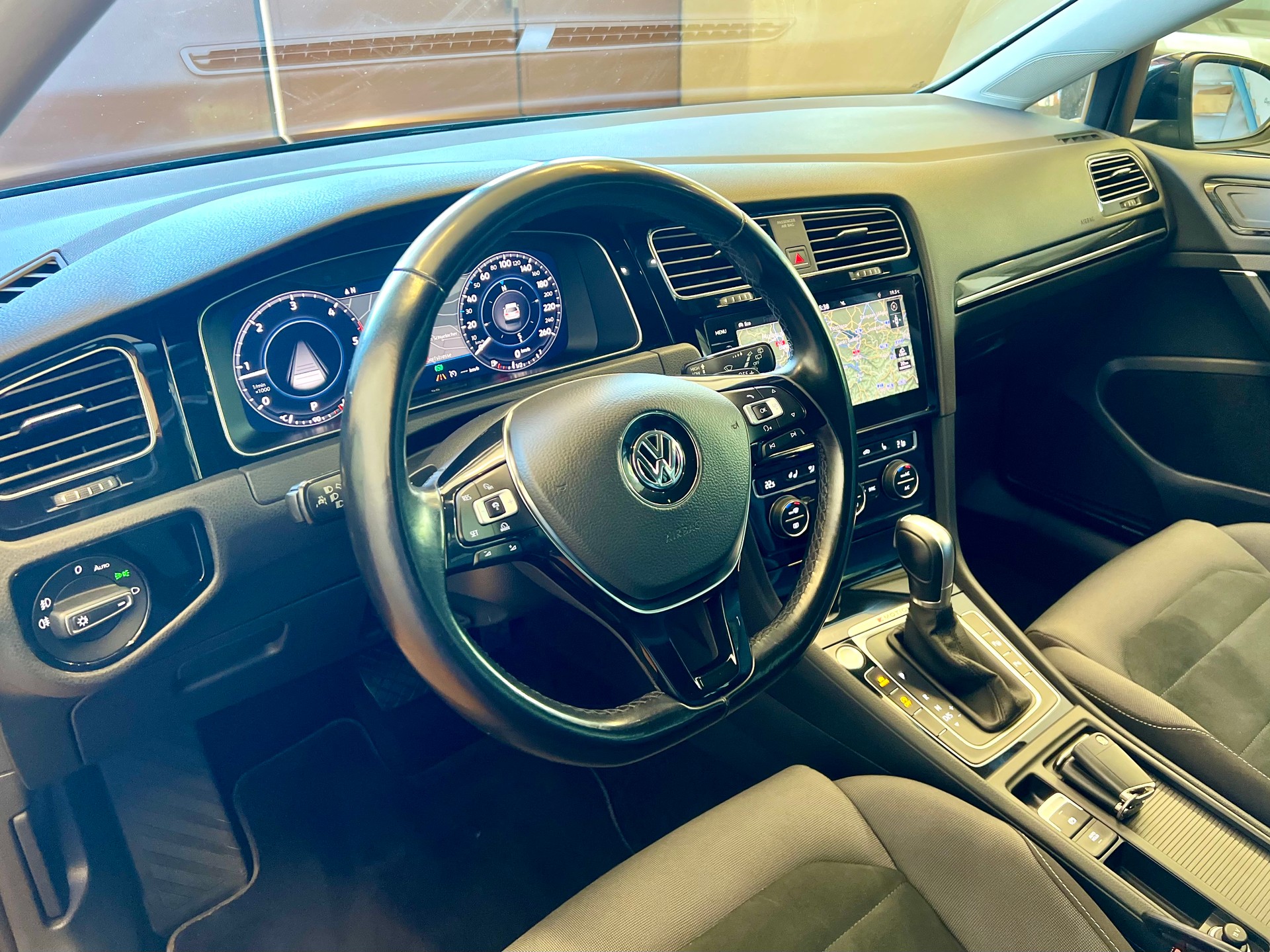 VW Golf Variant 2.0 TDI Highline 4Motion DSG-image-17