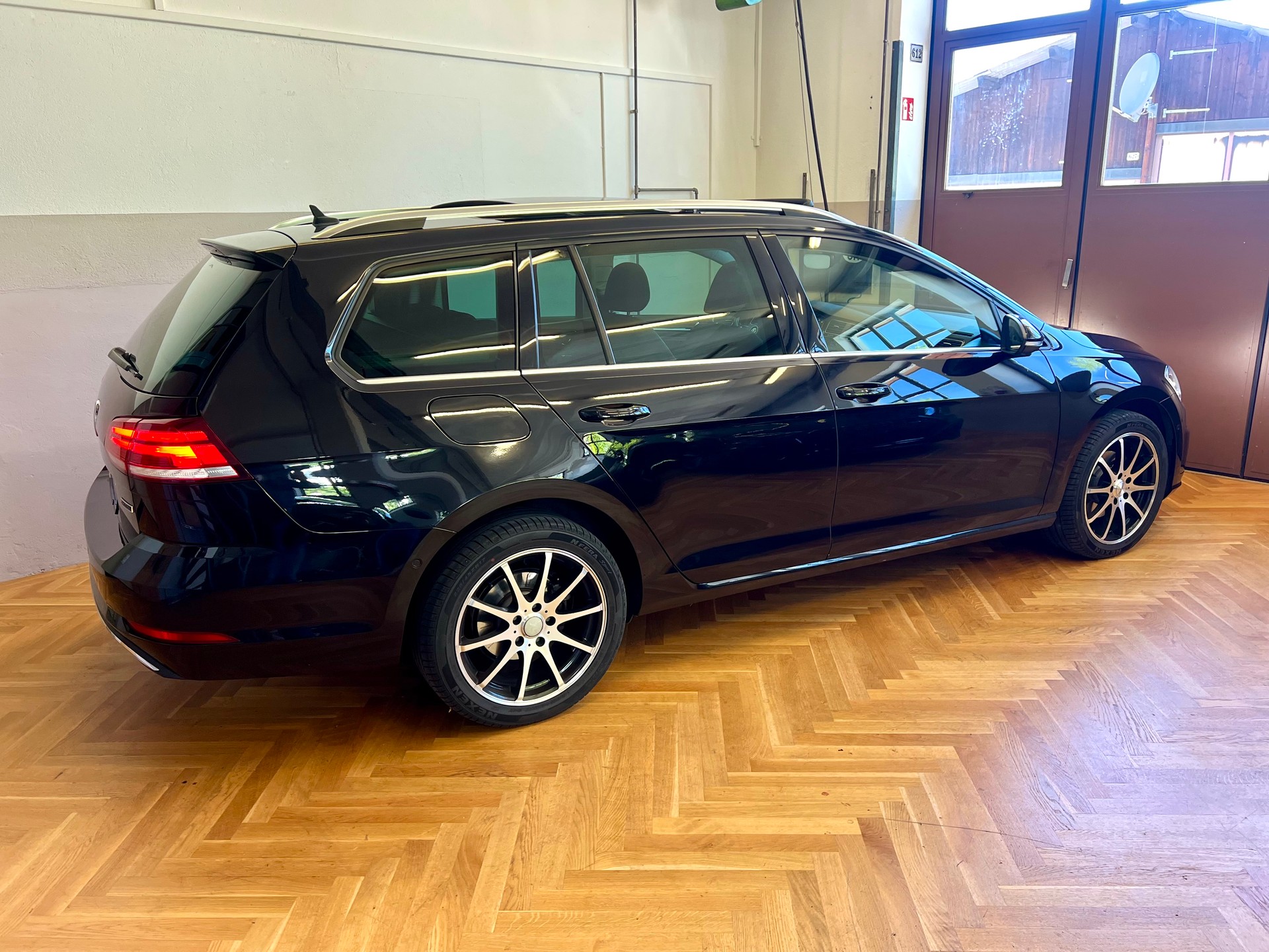 VW Golf Variant 2.0 TDI Highline 4Motion DSG-image-5