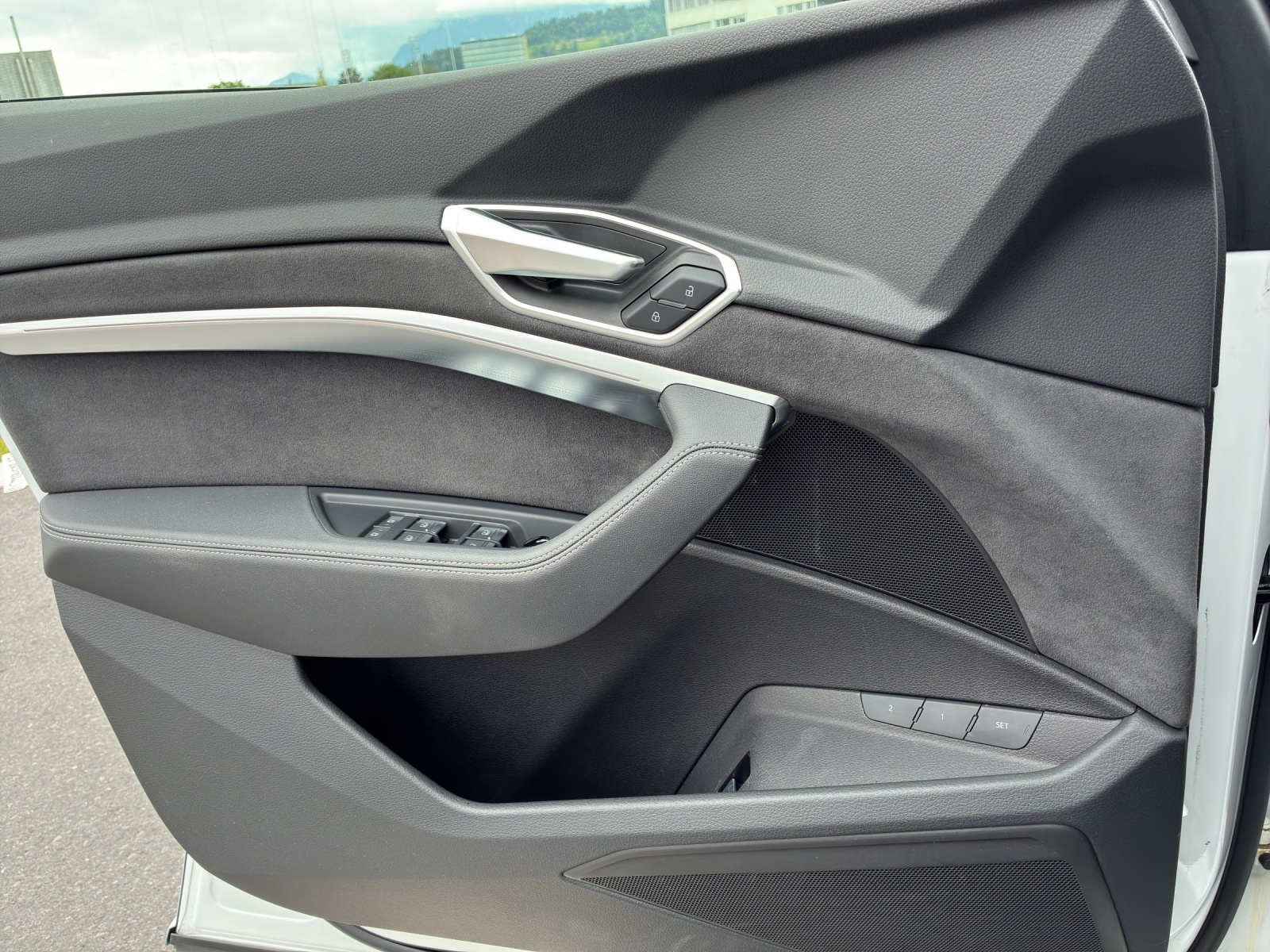 AUDI e-tron 55 S Line Black Edition quattro-image-15