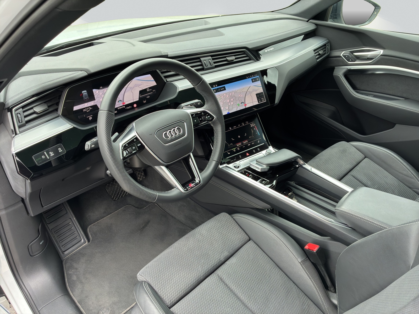 AUDI e-tron 55 S Line Black Edition quattro-image-4