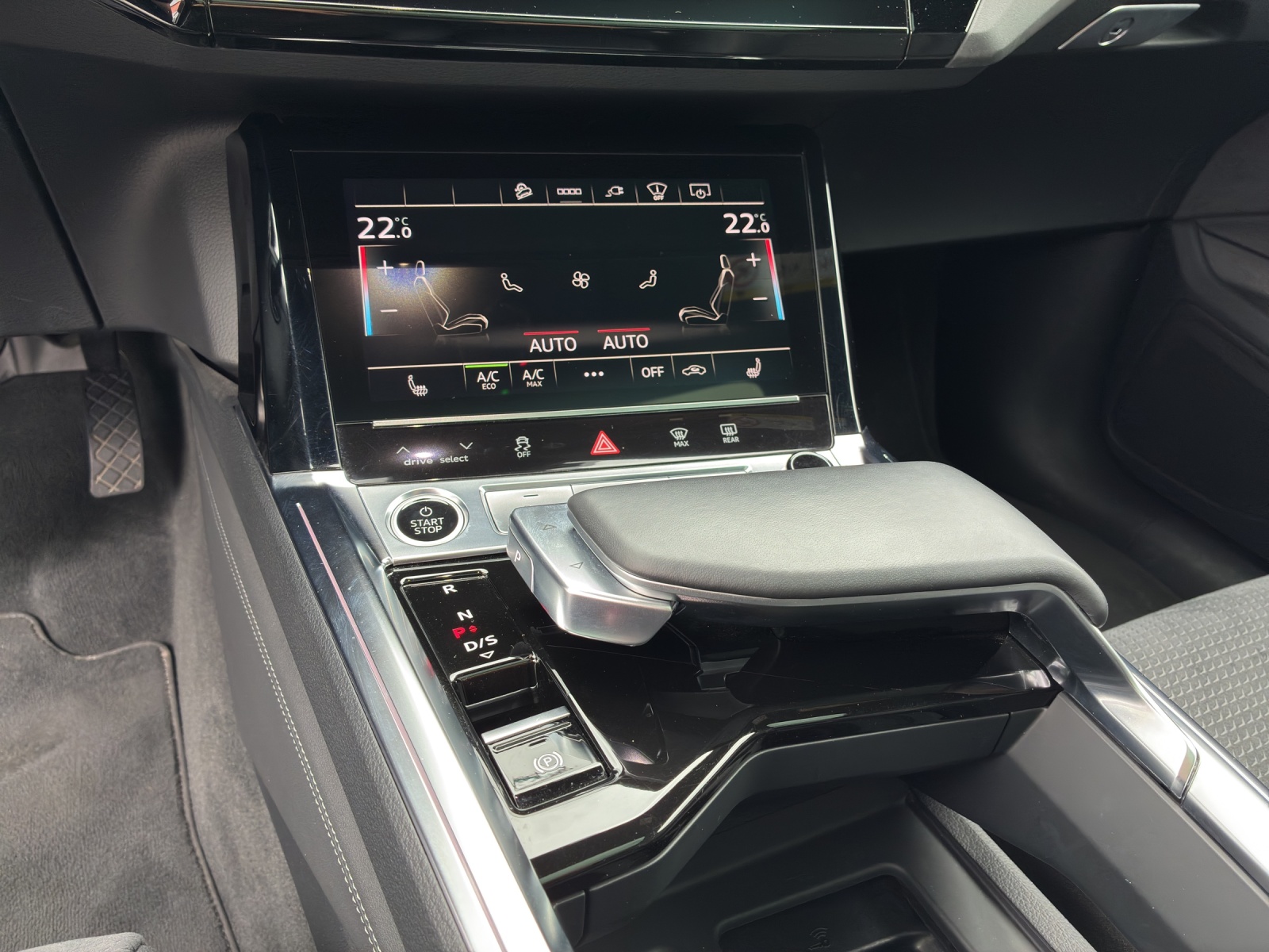 AUDI e-tron 55 S Line Black Edition quattro-image-16