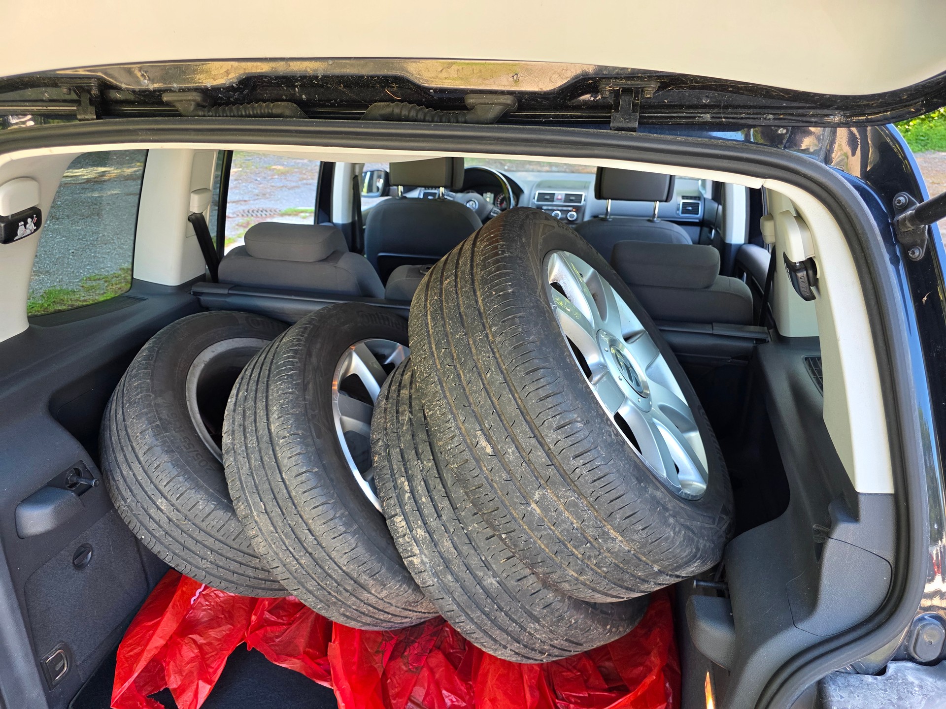VW Touran 1.4 TSI Highline. 7 Plätze-image-11