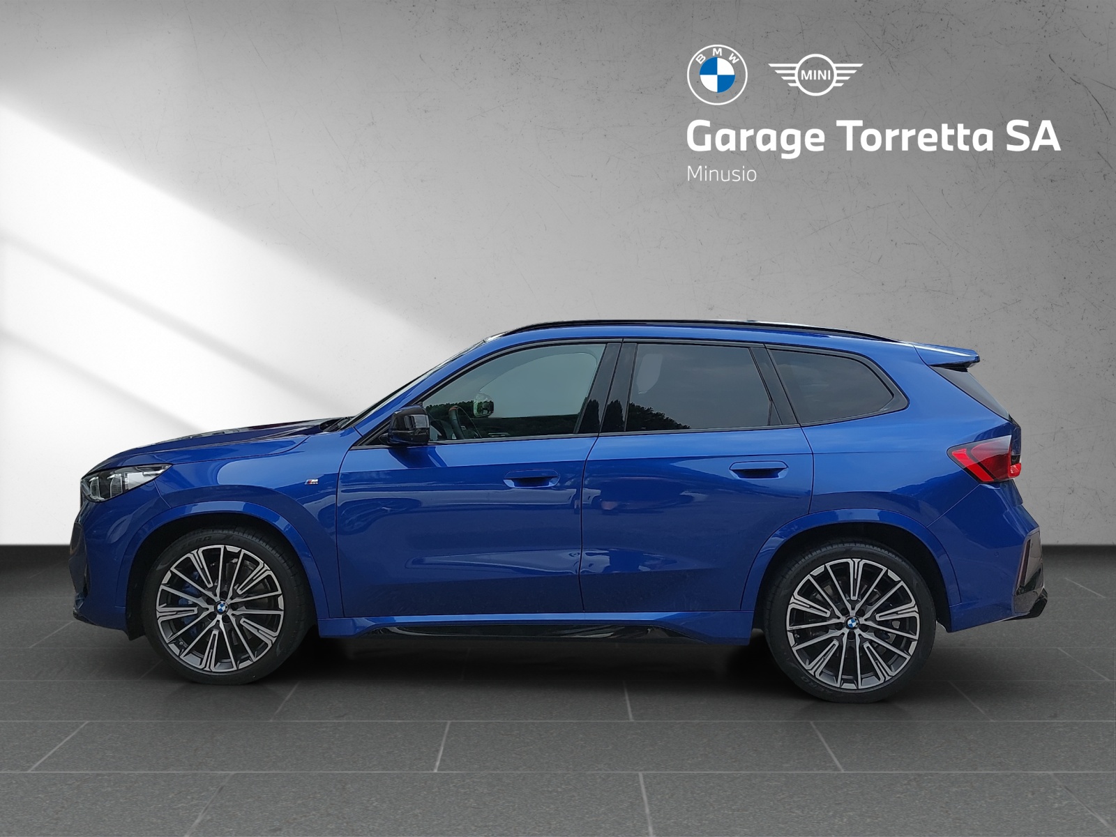 BMW X1 xDrive M35i-showroom-element-1