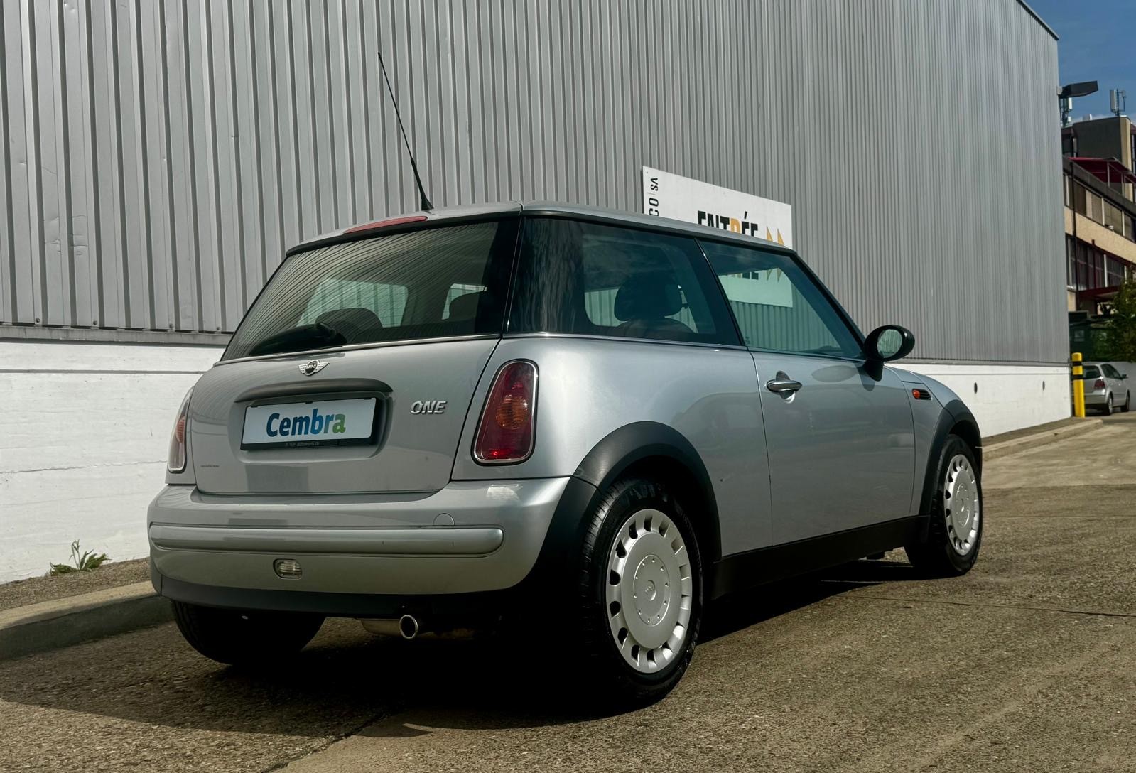 MINI One-showroom-element-2