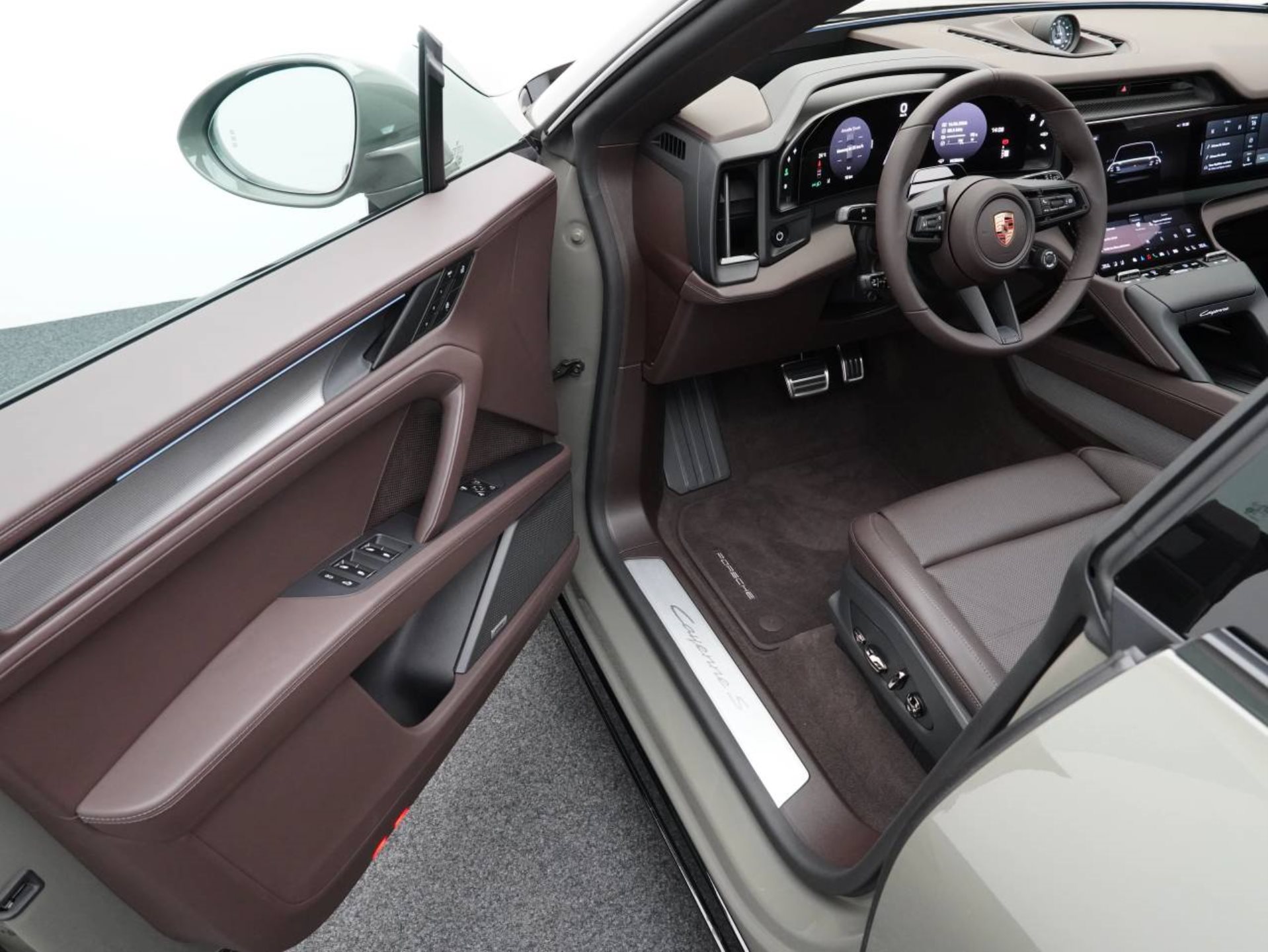 PORSCHE Cayenne S Electric-showroom-element-3