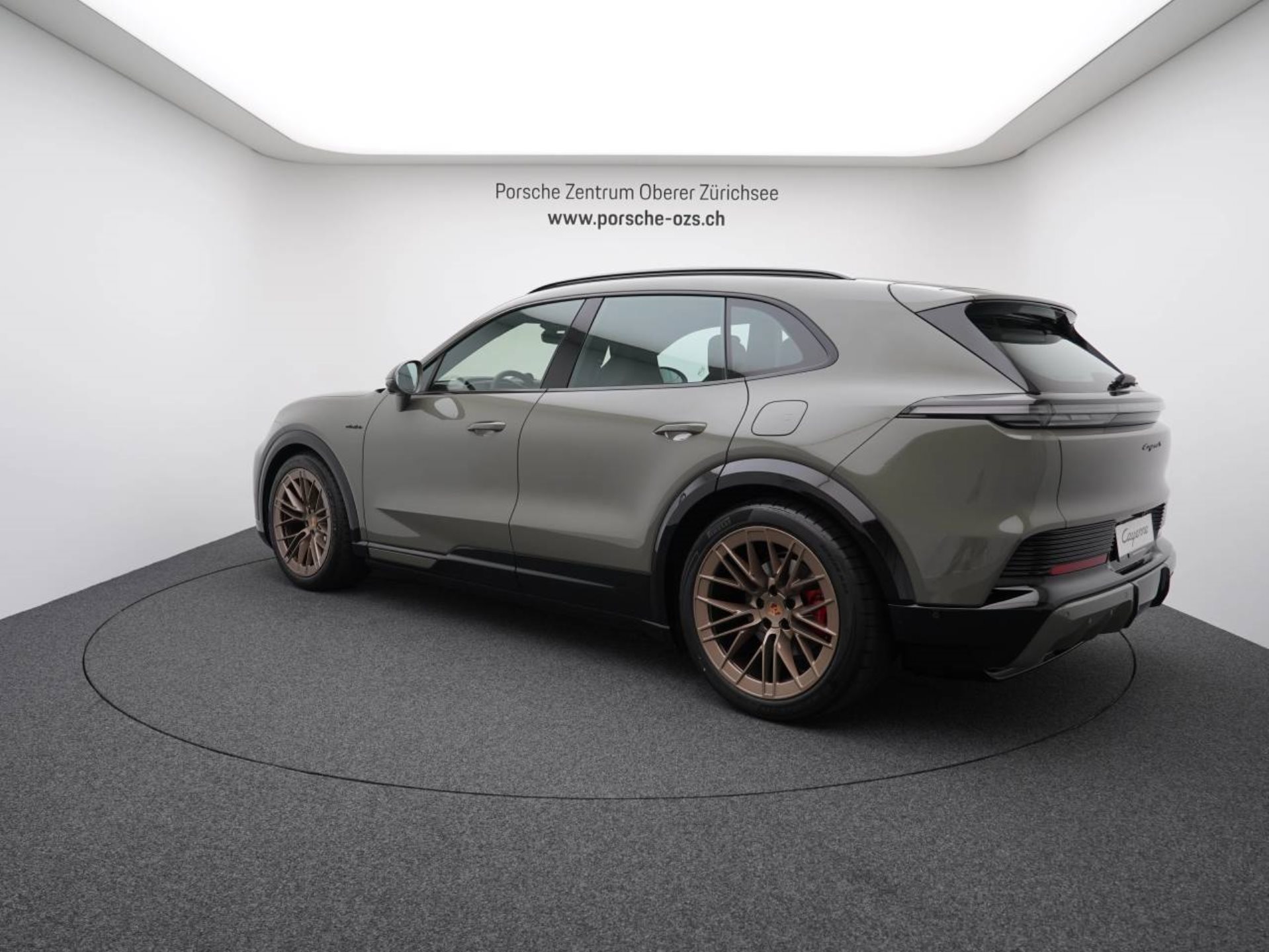 PORSCHE Cayenne S Electric-showroom-element-2