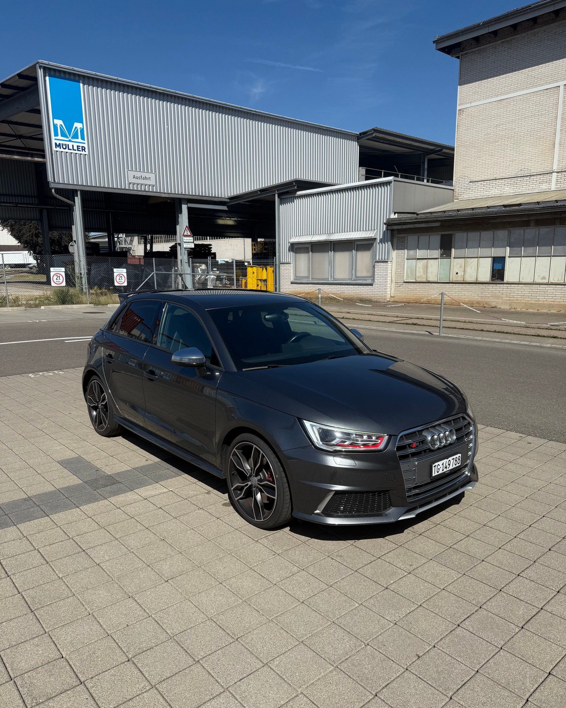 AUDI S1 Sportback 2.0 TFSI quattro-image-2