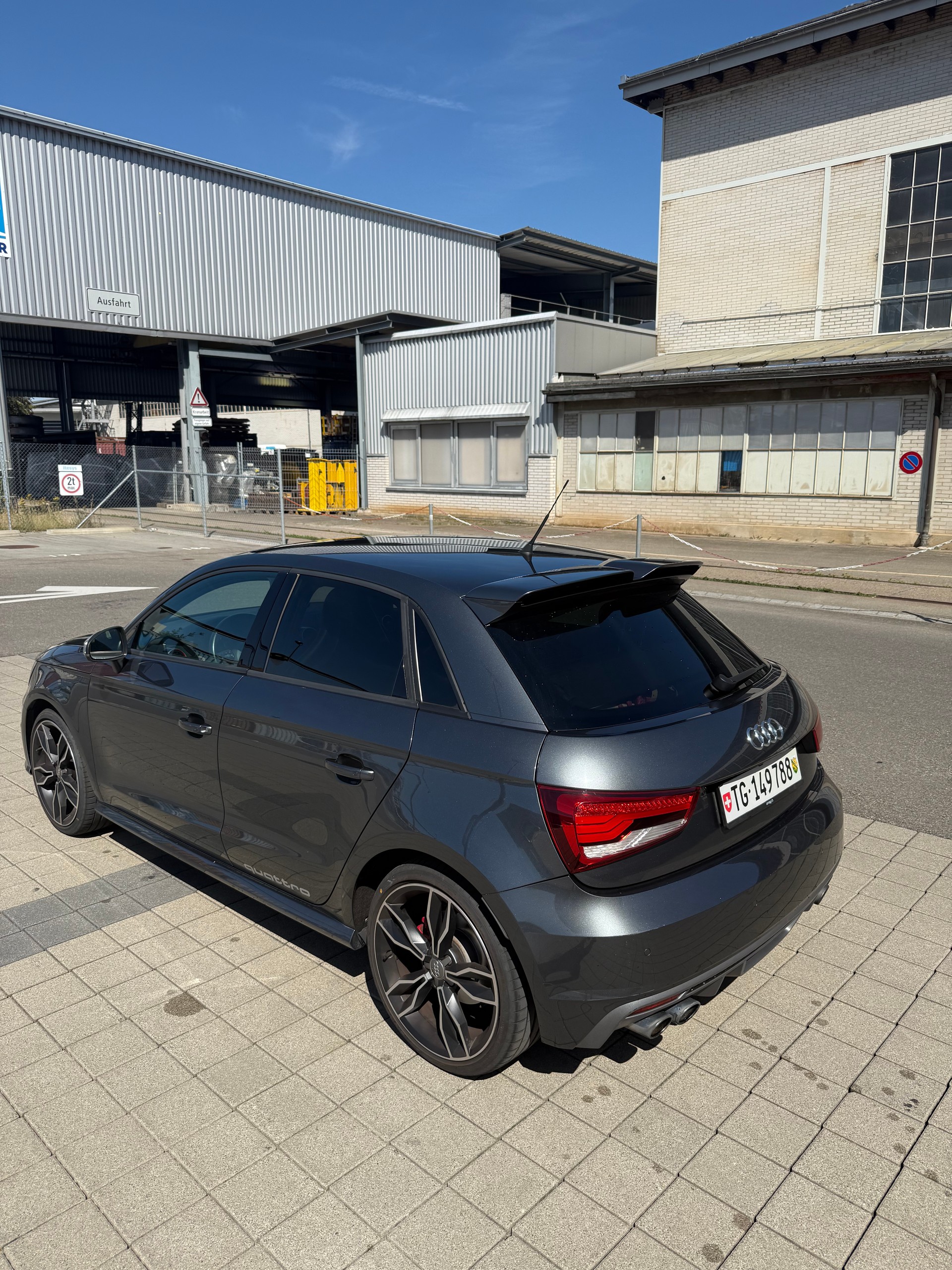 AUDI S1 Sportback 2.0 TFSI quattro-image-1