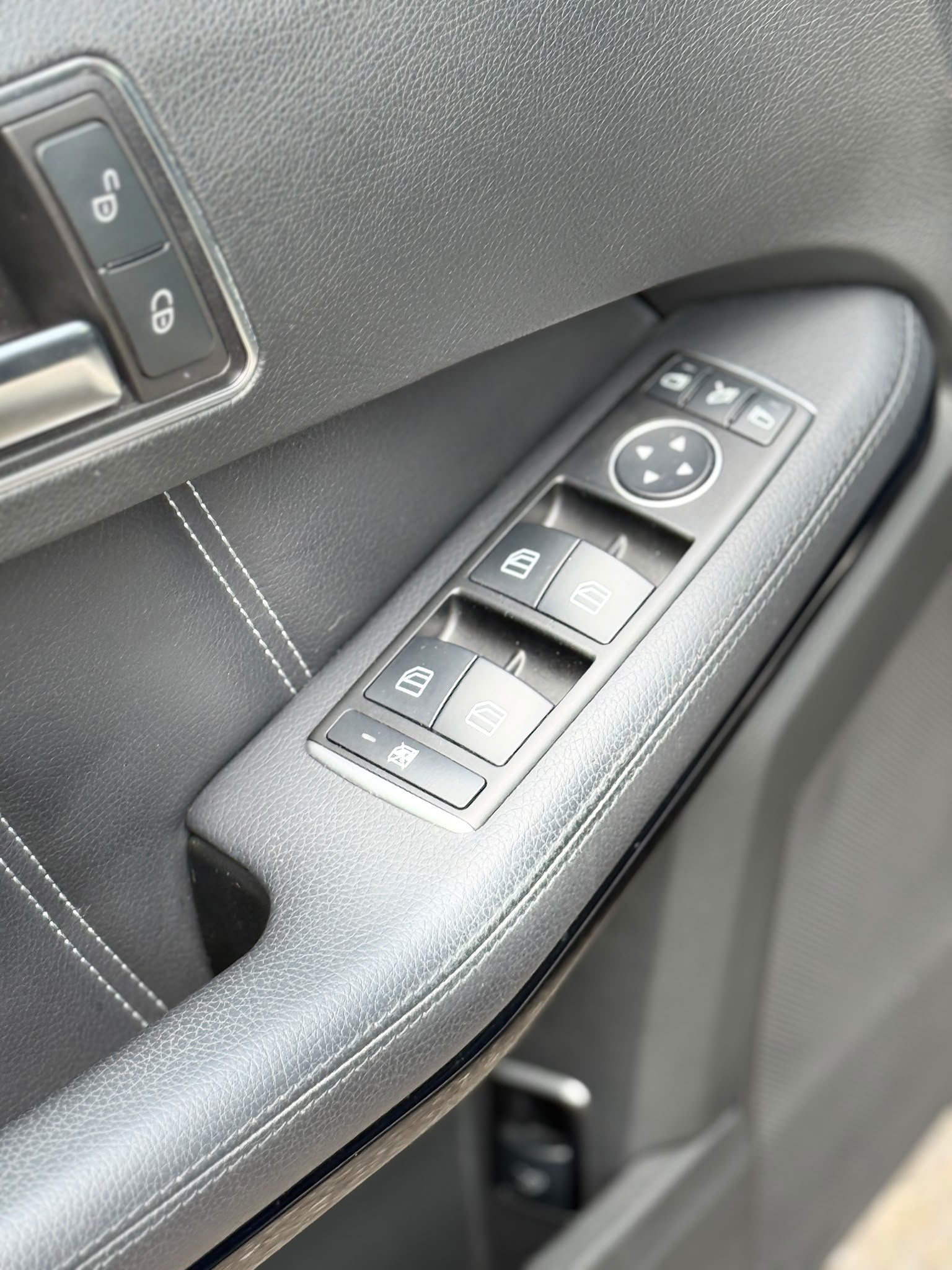 MERCEDES-BENZ E 250 CDI BlueTec Avantg. 4m-image-10