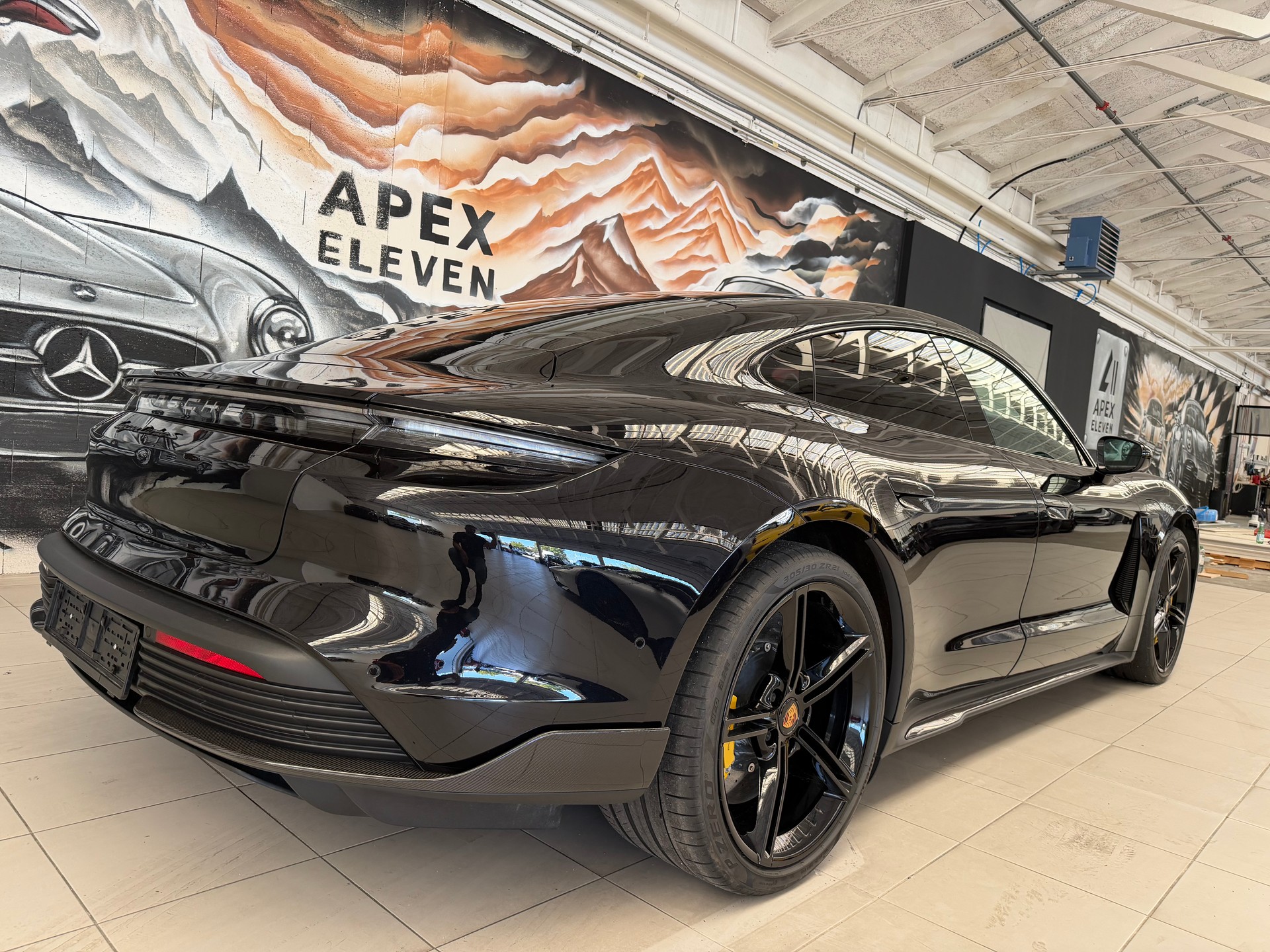 PORSCHE Taycan Turbo S-showroom-element-3