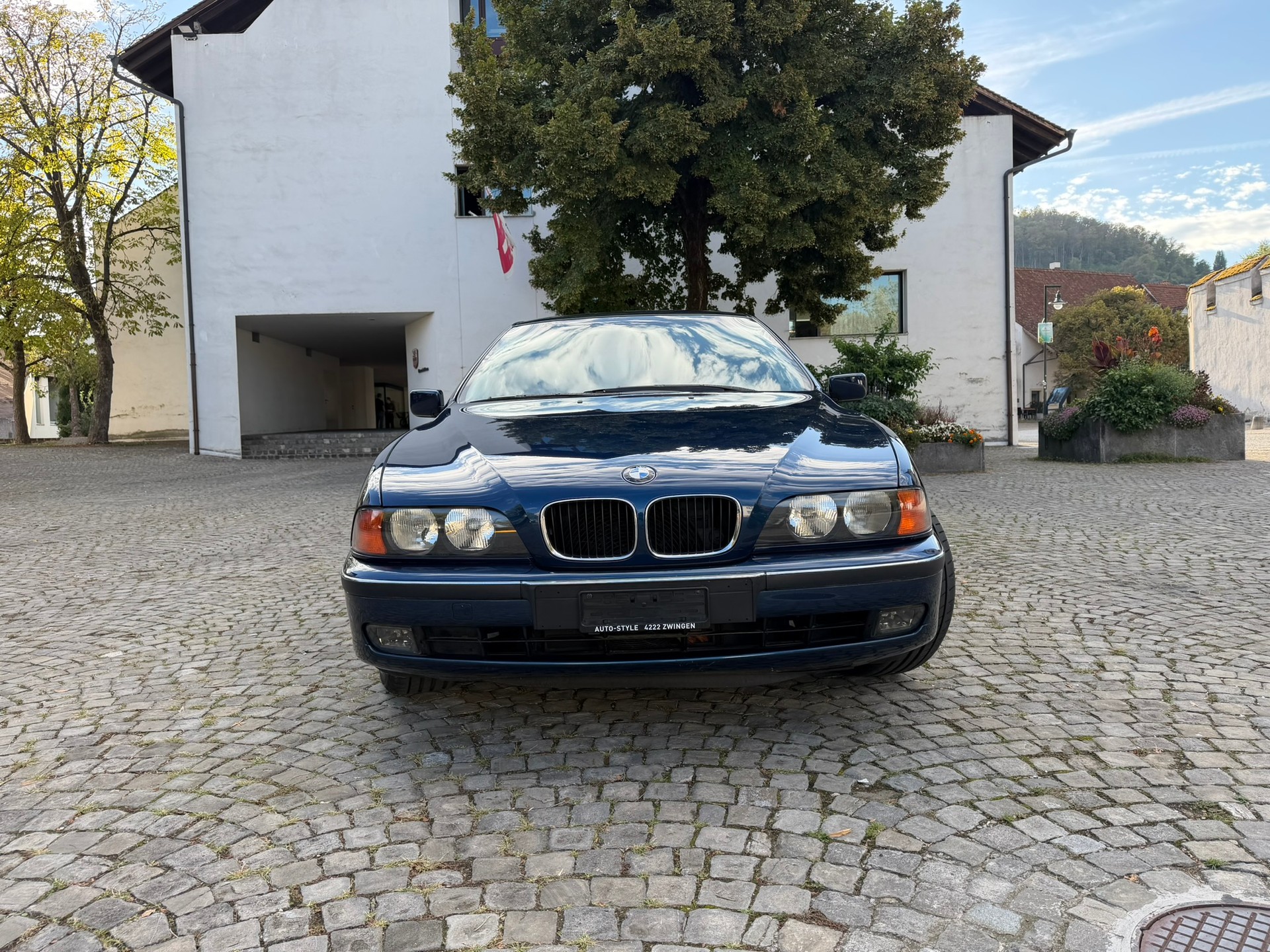 BMW 528i-image-1