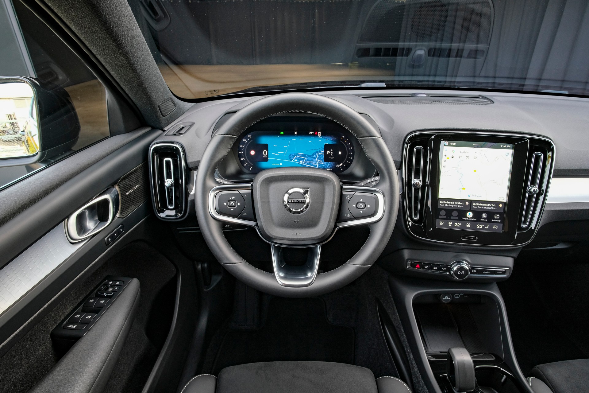 VOLVO XC40 B3 Benzin Mild Hybrid Plus Black Edition DCT-image-15