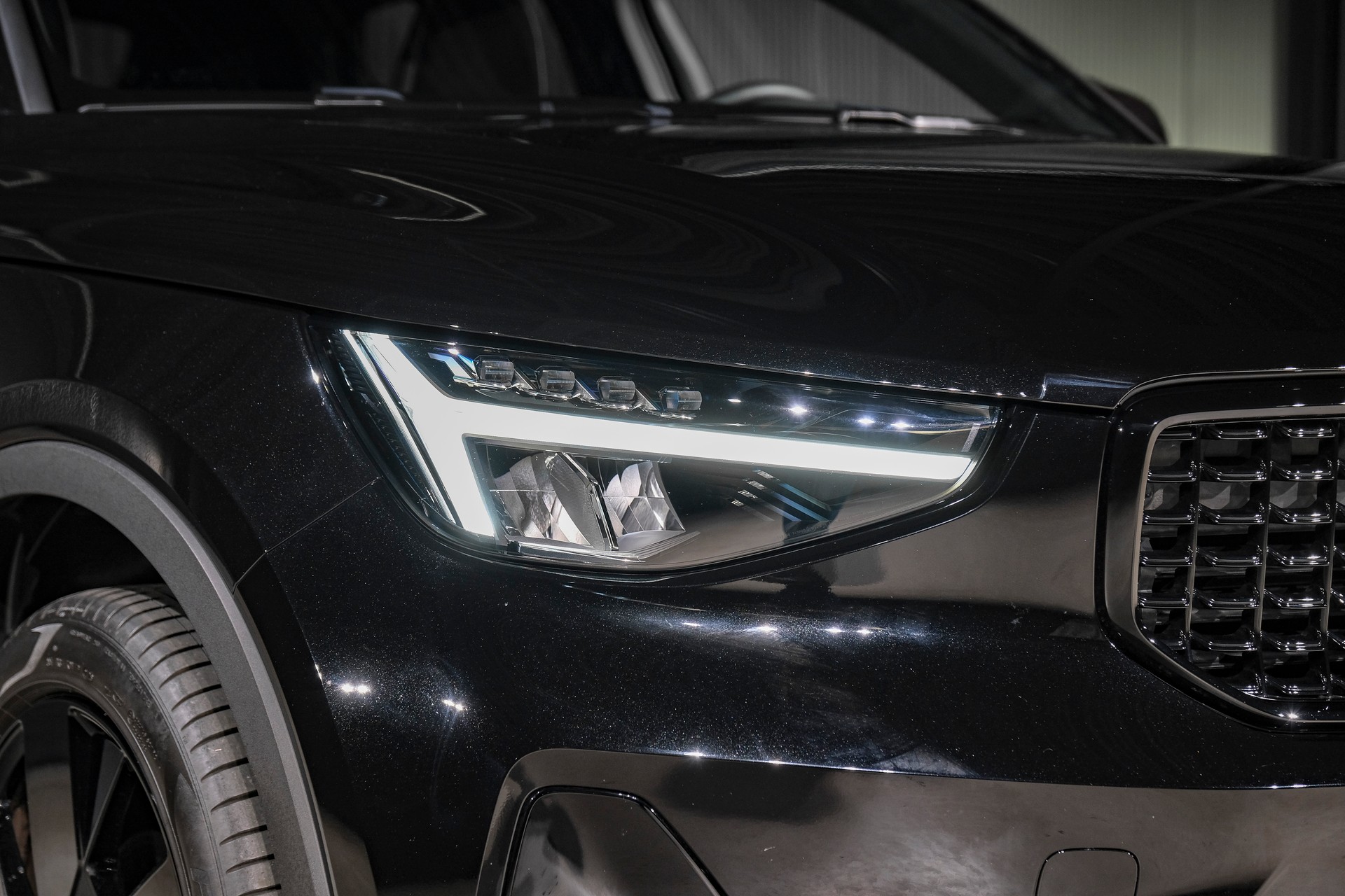 VOLVO XC40 B3 Benzin Mild Hybrid Plus Black Edition DCT-image-26