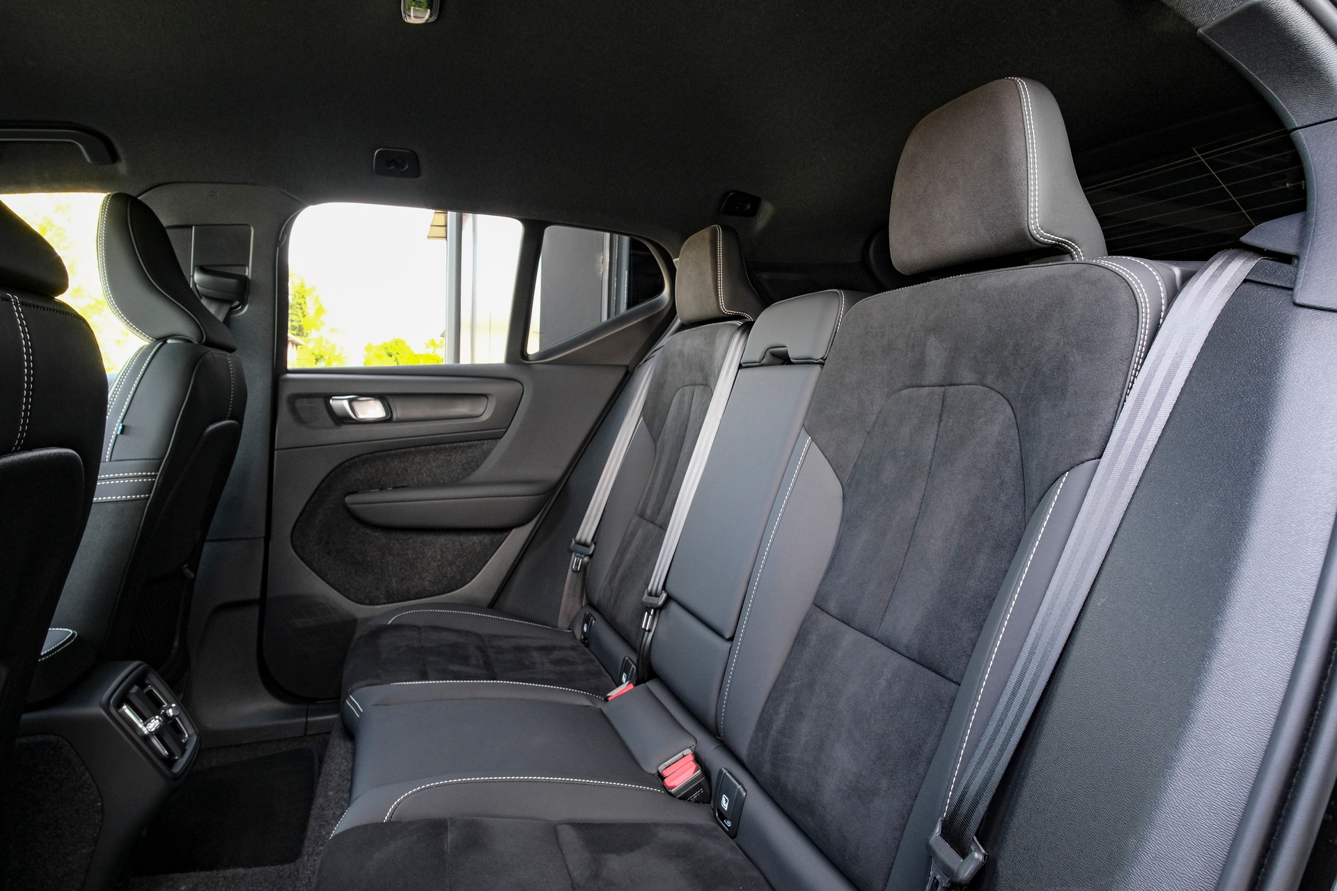 VOLVO XC40 B3 Benzin Mild Hybrid Plus Black Edition DCT-image-11