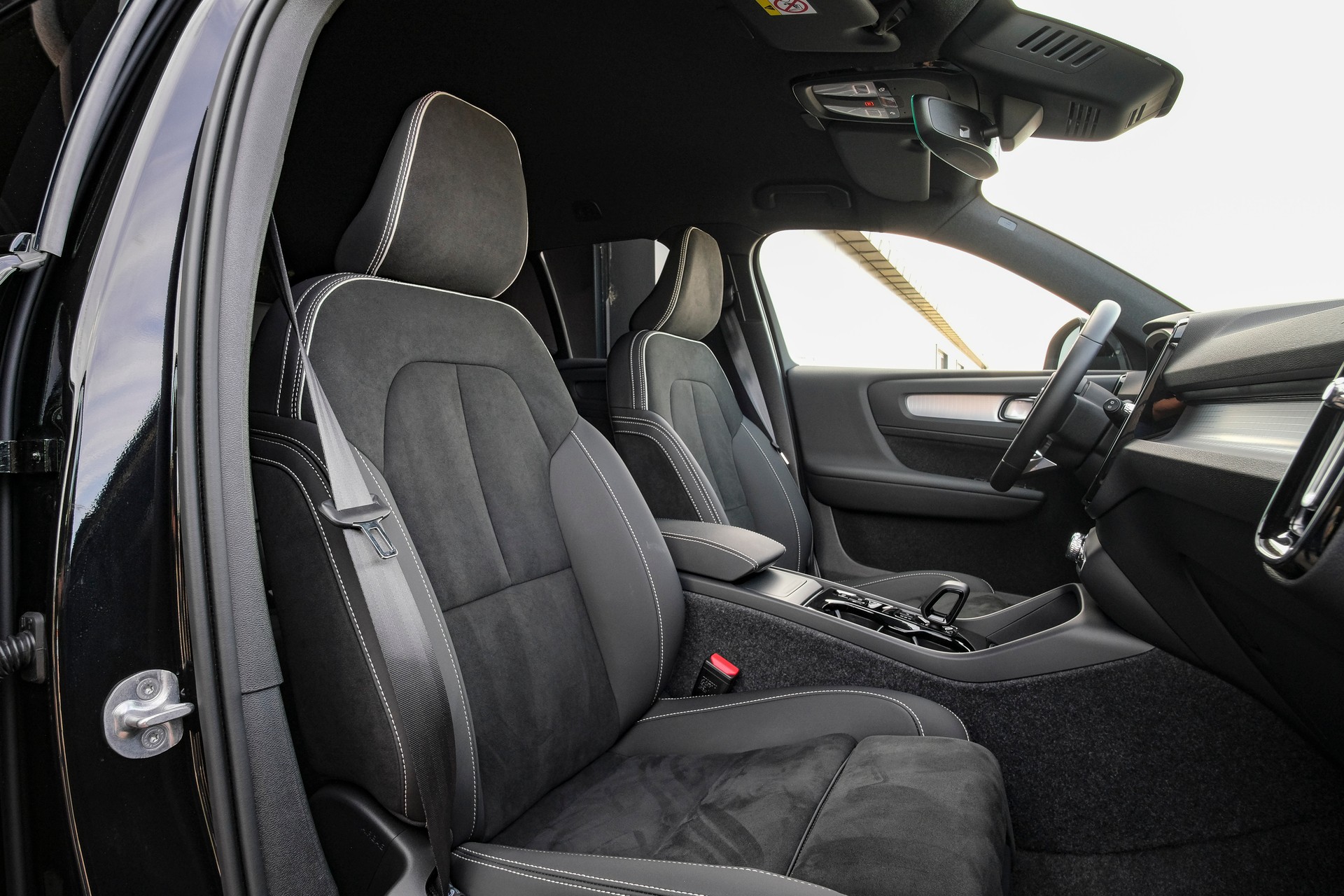 VOLVO XC40 B3 Benzin Mild Hybrid Plus Black Edition DCT-image-10