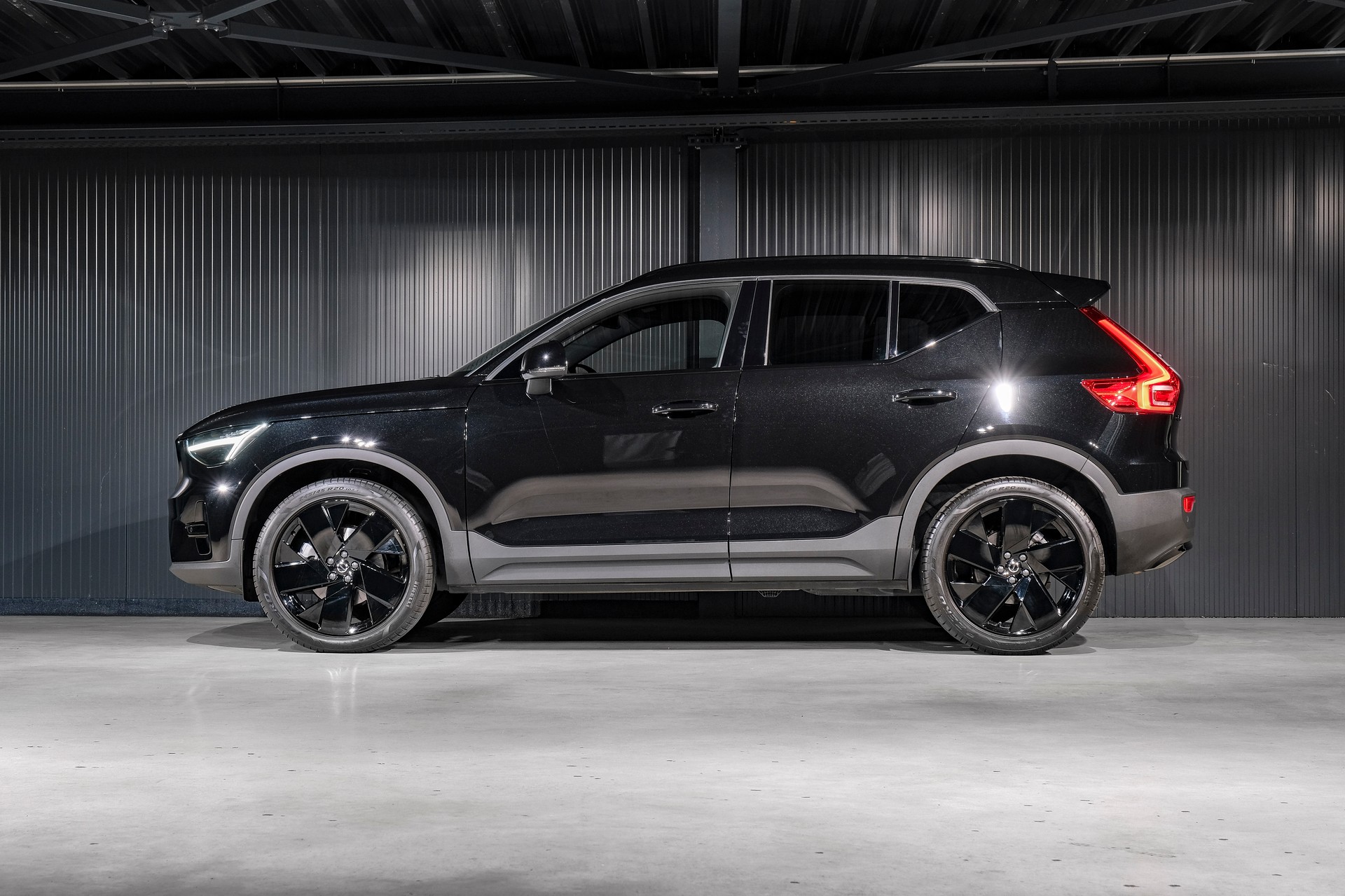 VOLVO XC40 B3 Benzin Mild Hybrid Plus Black Edition DCT-image-8