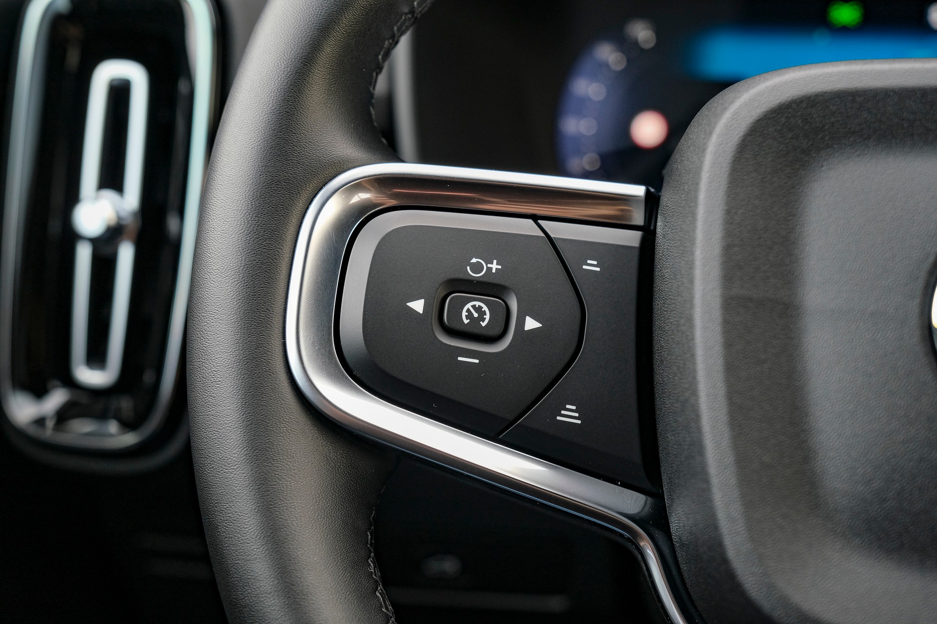 VOLVO XC40 B3 Benzin Mild Hybrid Plus Black Edition DCT-image-23