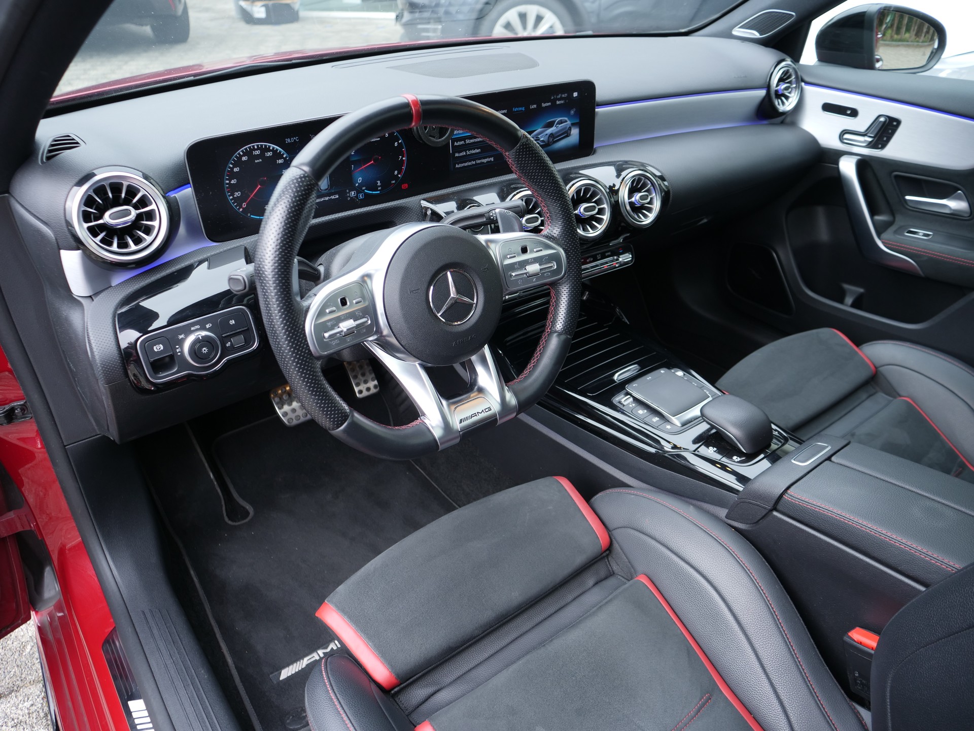 MERCEDES-BENZ A 35 AMG 4Matic Speedshift-image-7