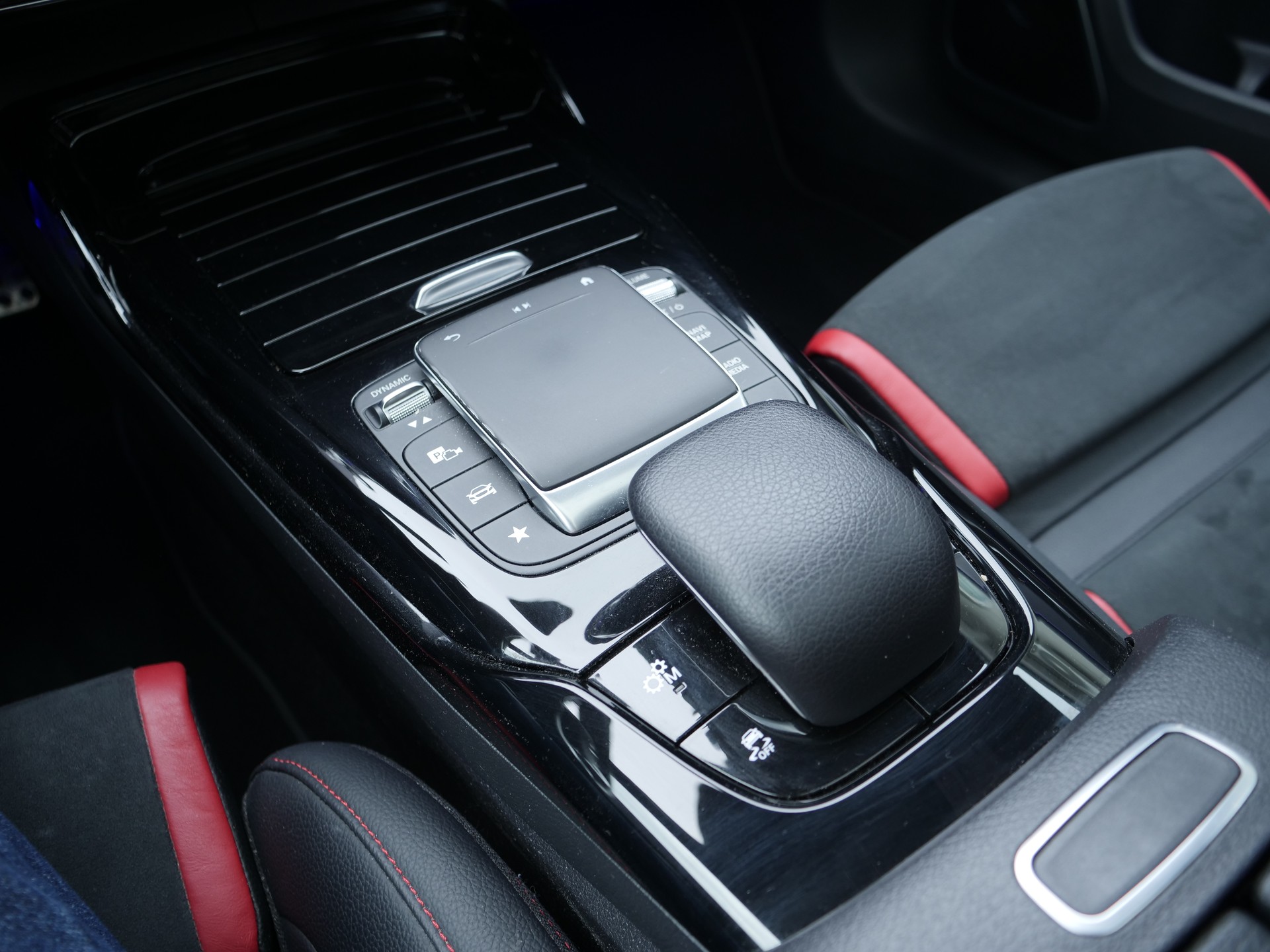 MERCEDES-BENZ A 35 AMG 4Matic Speedshift-image-18