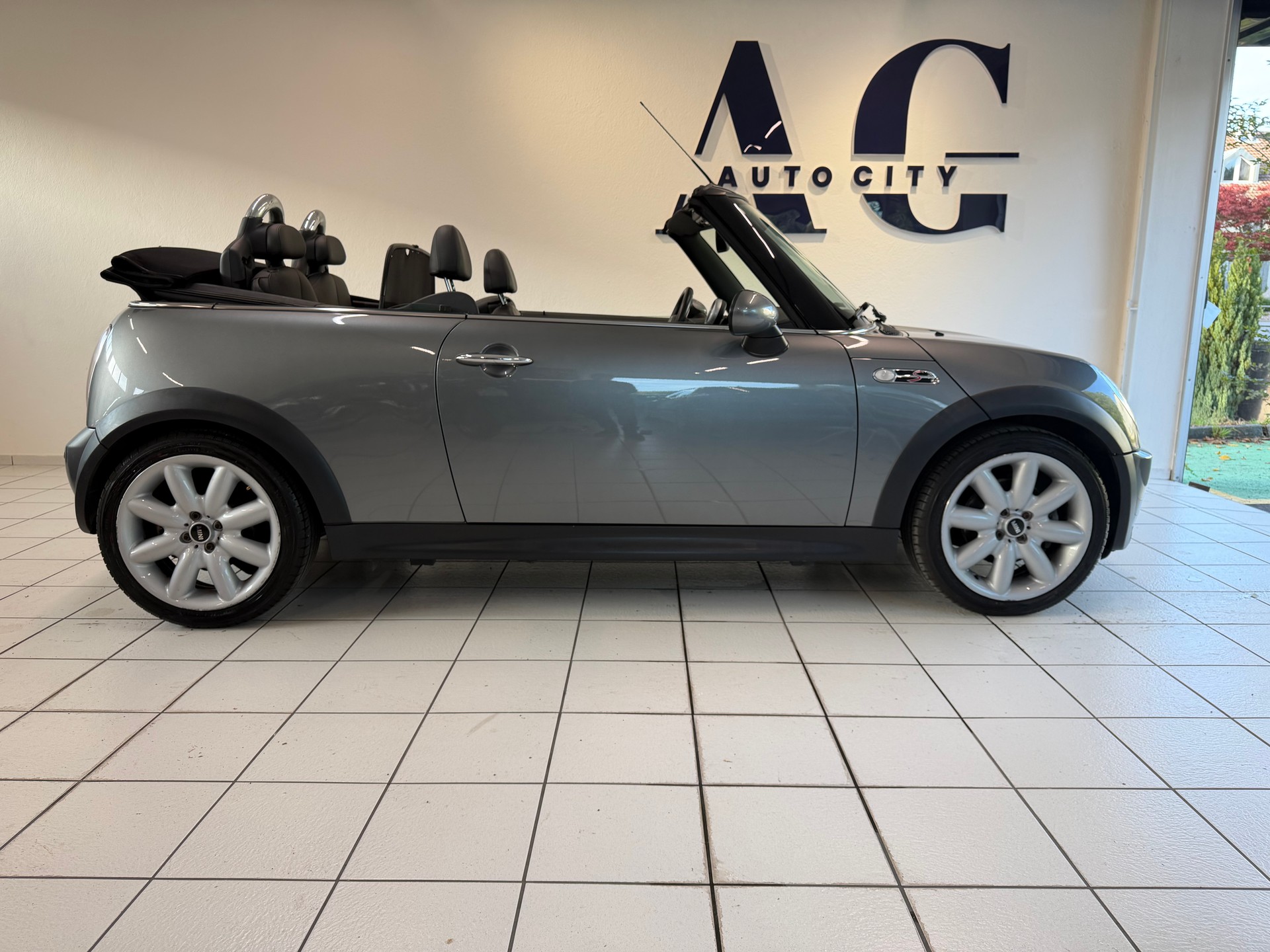 MINI Cooper S Cabriolet-image-1