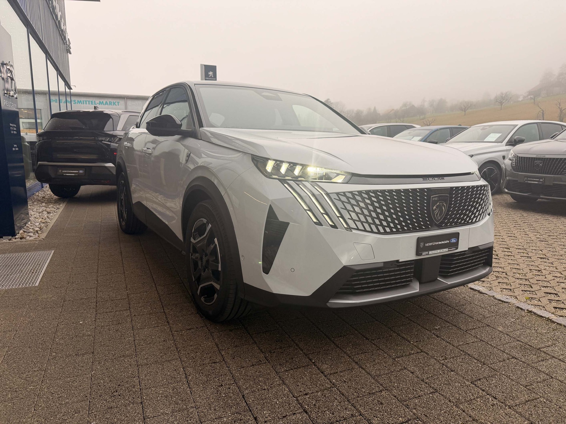 PEUGEOT 3008 1.6 Plug-in Hybrid GT-showroom-element-3