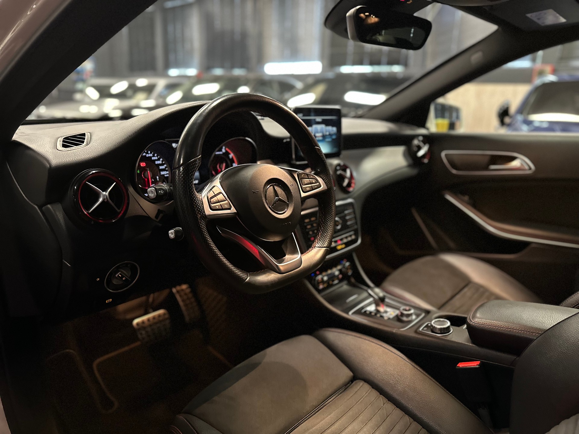 MERCEDES-BENZ GLA 45 AMG 4Matic 7G-DCT / ** Frisch ab MFK + Service / 12 MT Garantie **-image-13