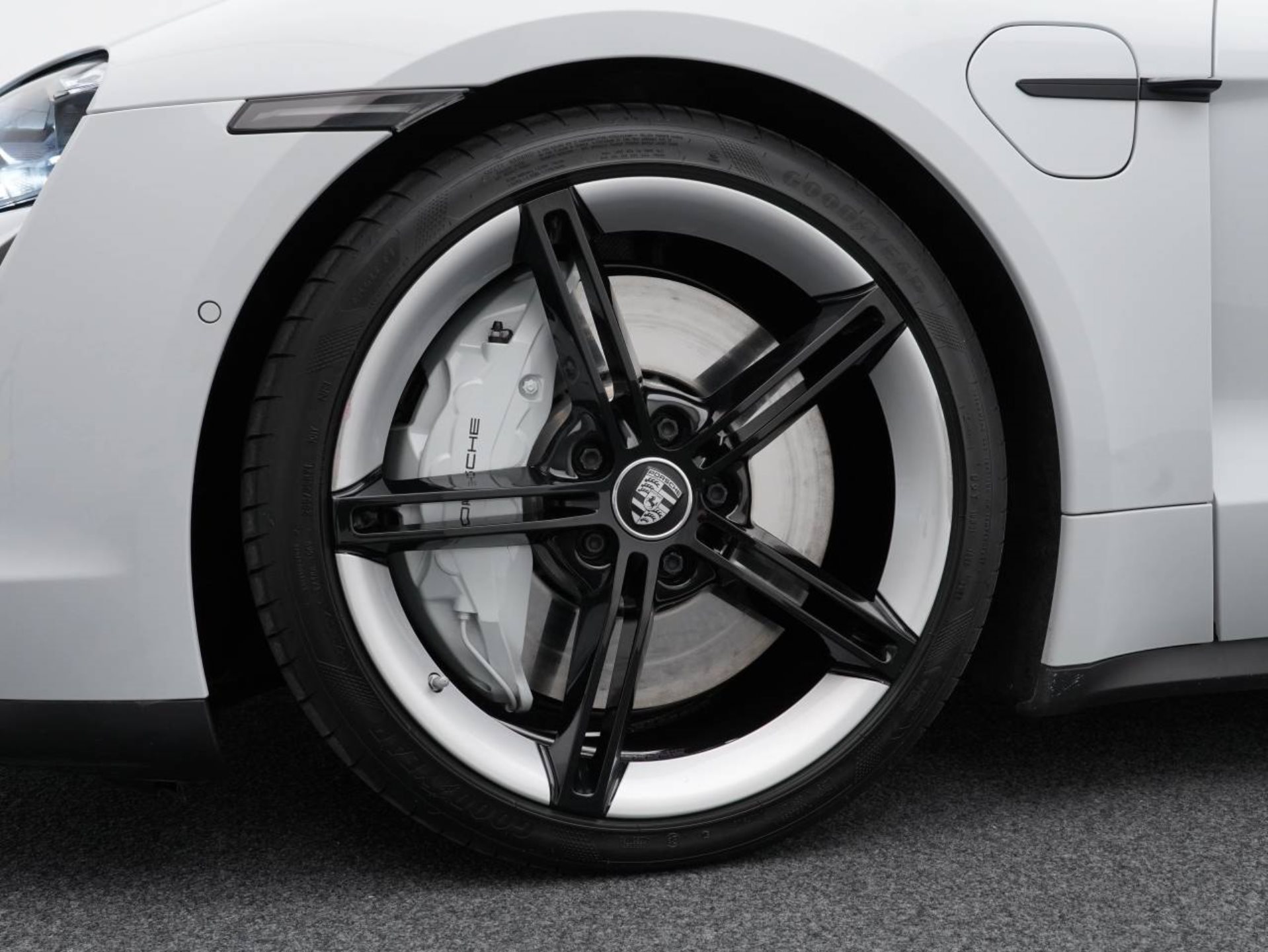 PORSCHE Taycan 4S-image-13