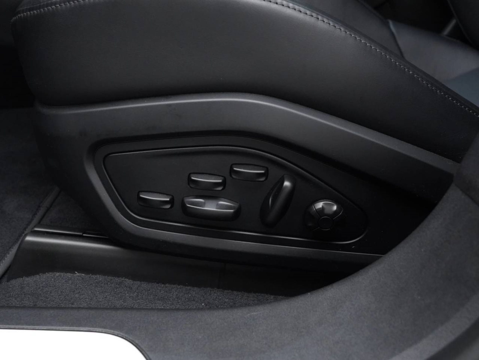 PORSCHE Taycan 4S-image-21