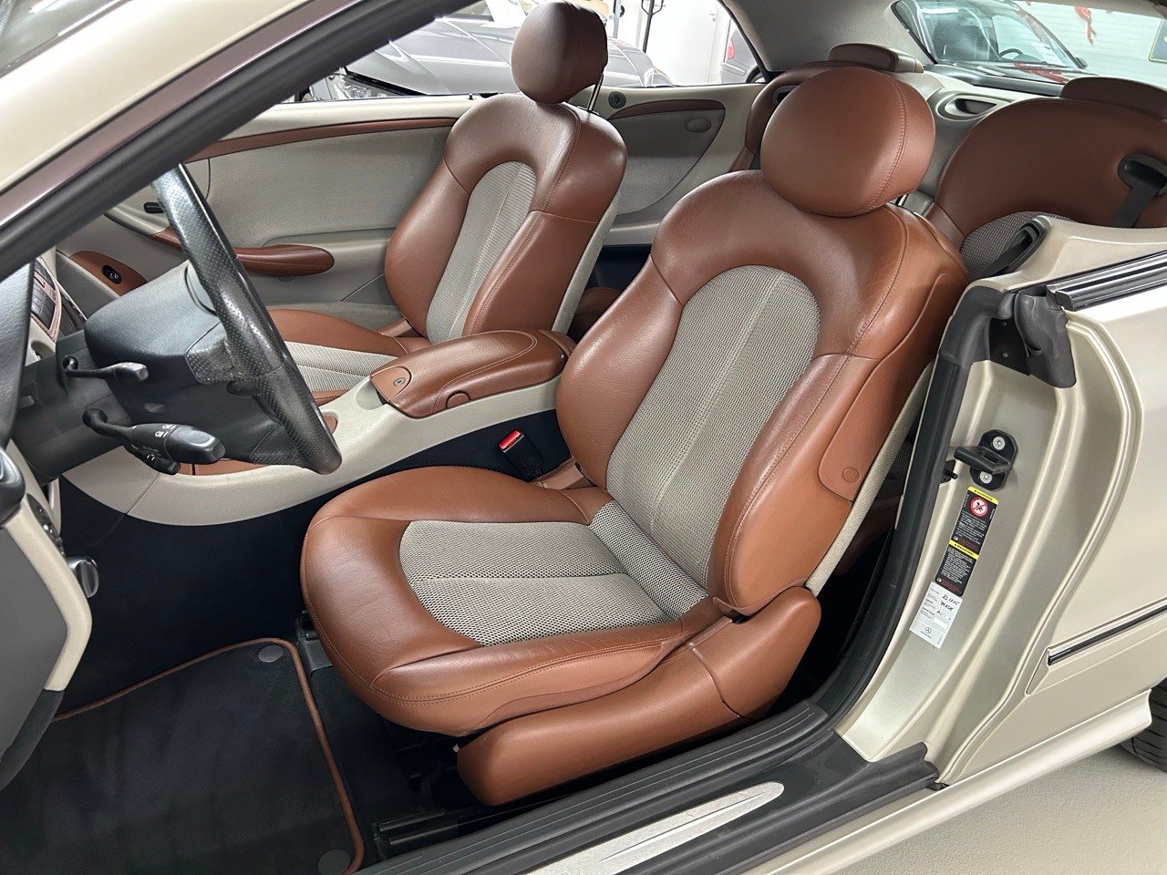 MERCEDES-BENZ CLK 500 Elégance 7G-Tronic Armani Limited-image-9