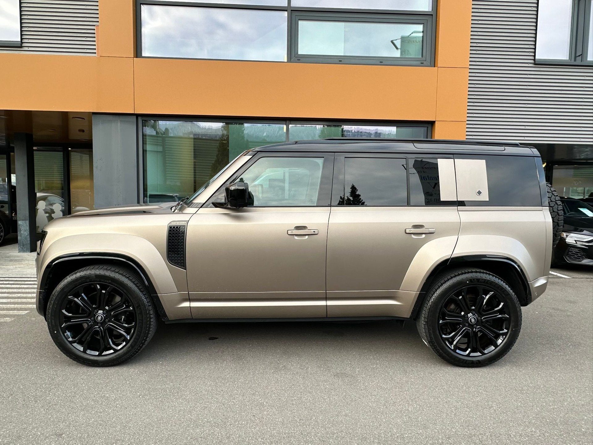 LAND ROVER Defender 110 4.4 V8 Octa / CH Auslieferung mit Gratis Service