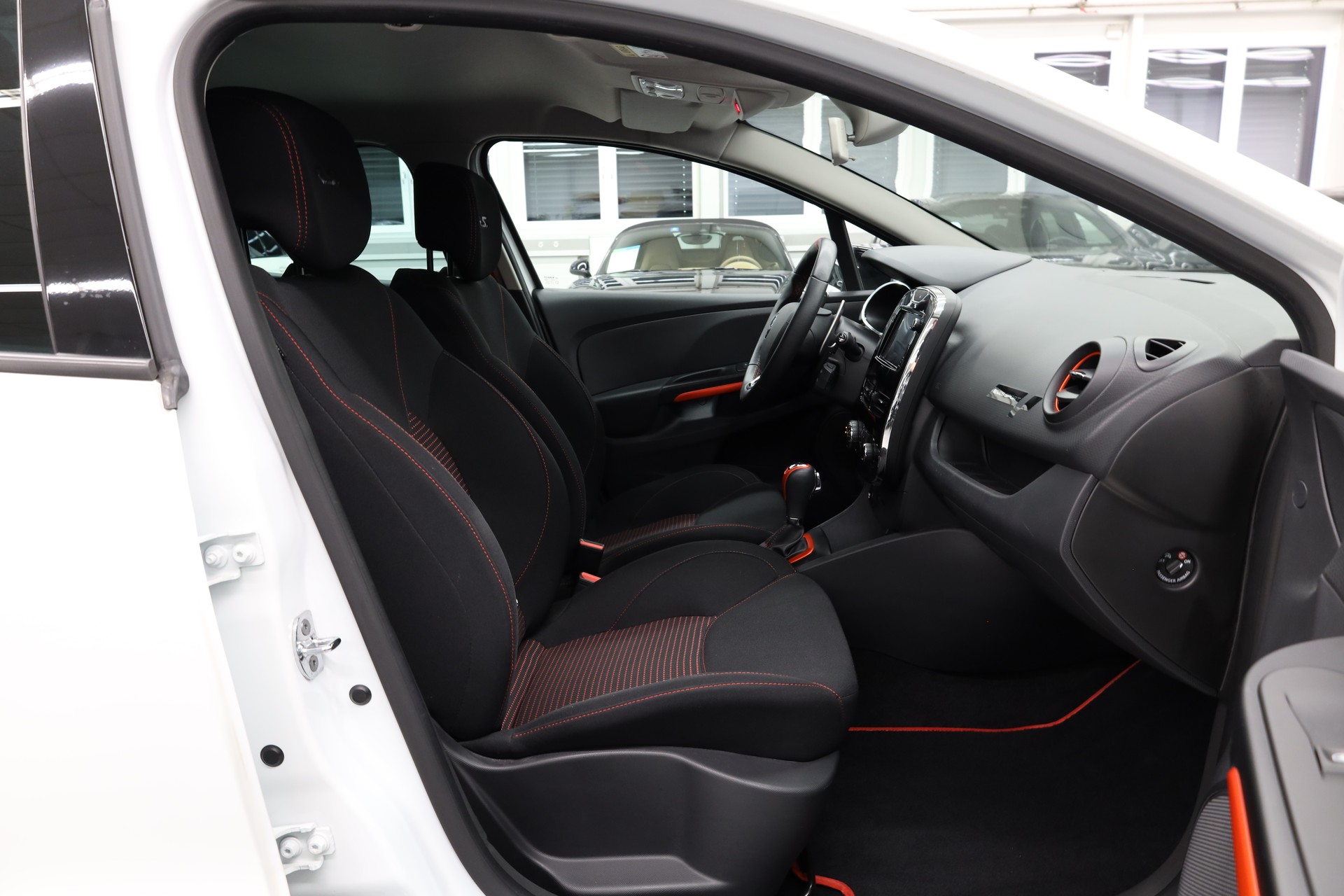 RENAULT Clio Sport 1.6 T 200 RS-image-14