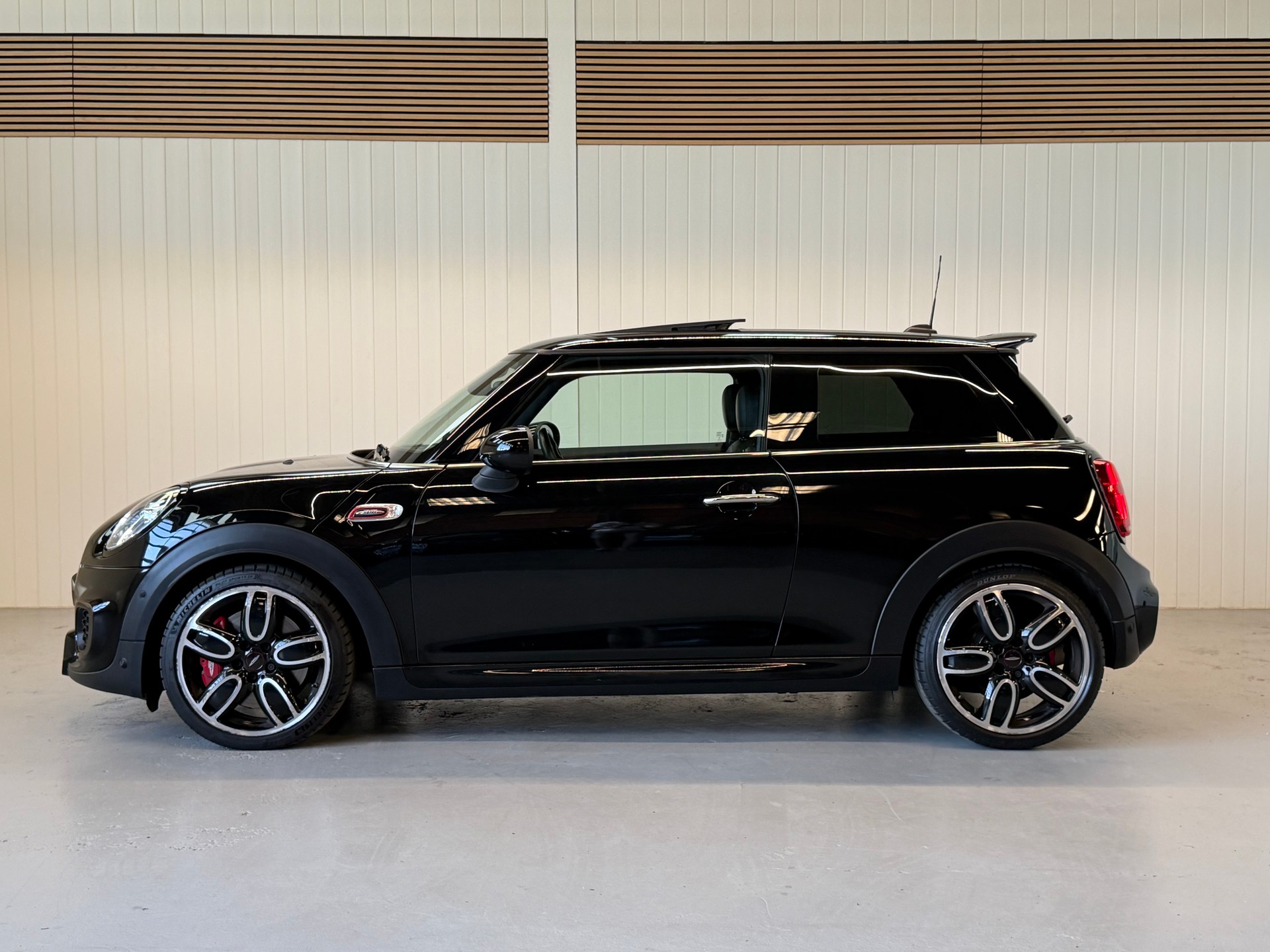 MINI Cooper John Cooper Works Steptronic frisch ab MFK & Service-showroom-element-1