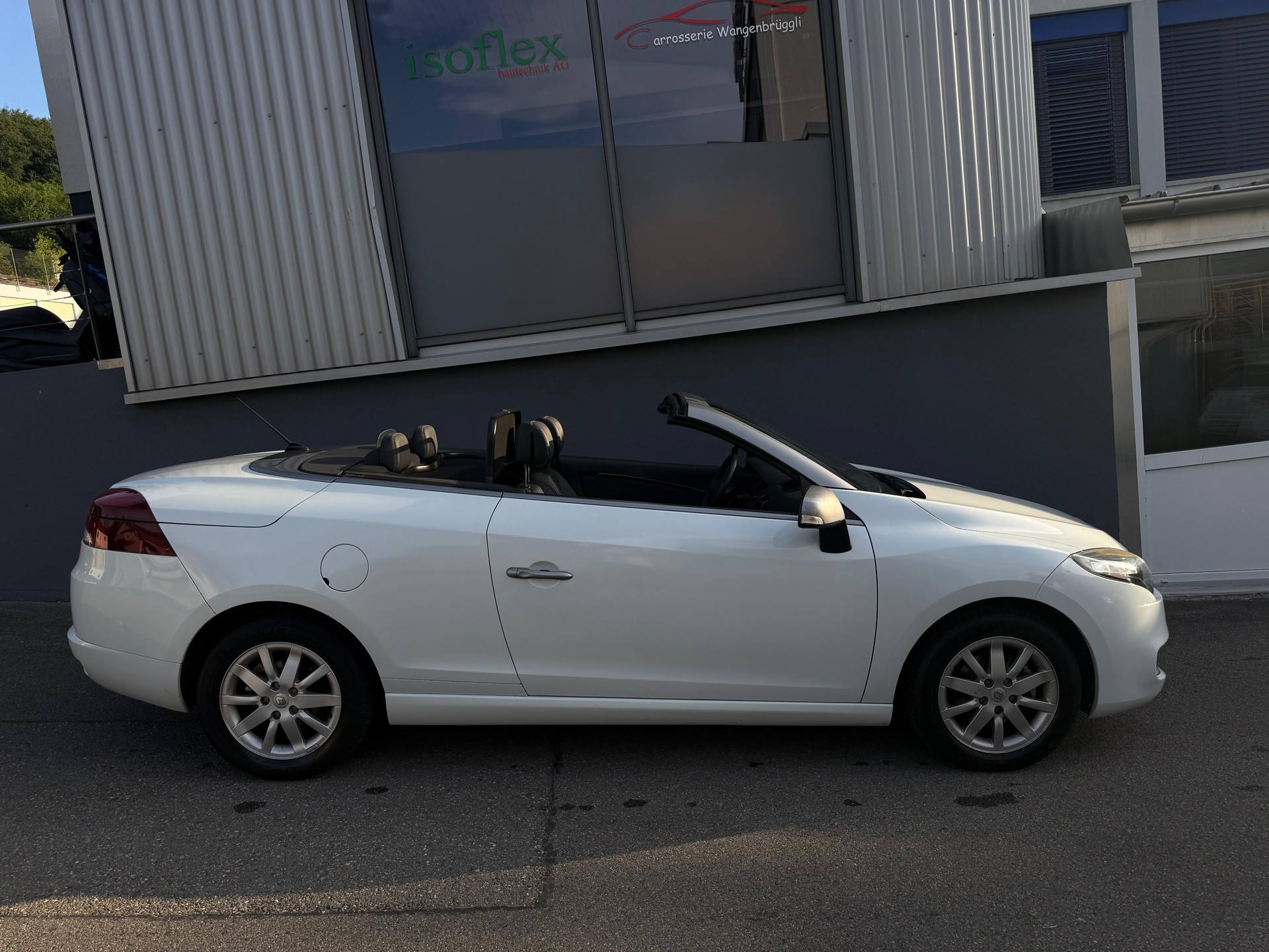 RENAULT Mégane CC 2.0 16V Dynamique CVT-image-3