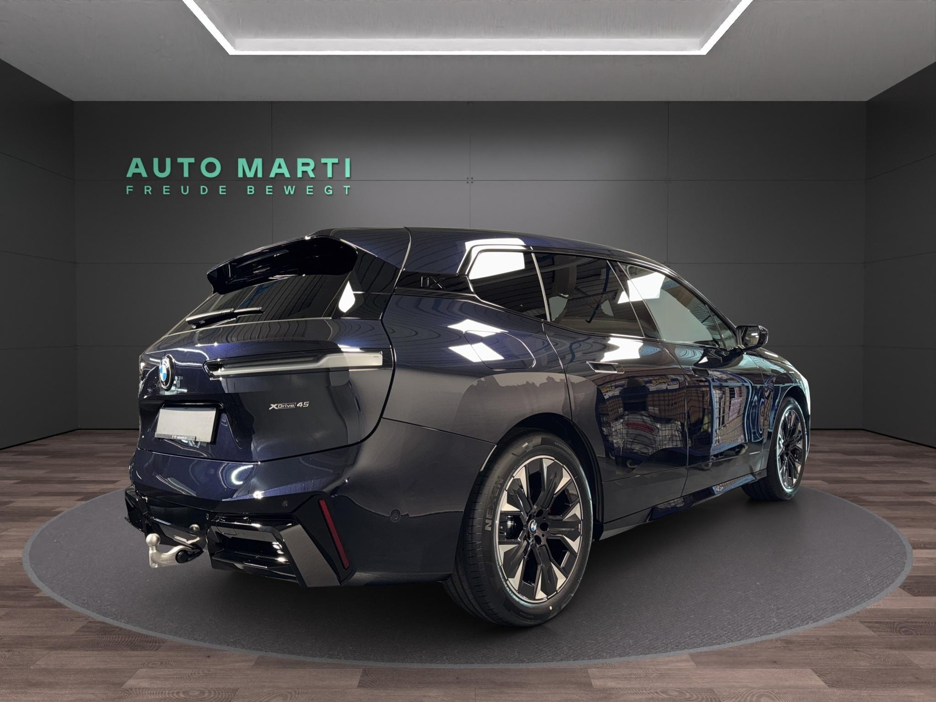 BMW iX xDrive45-showroom-element-3