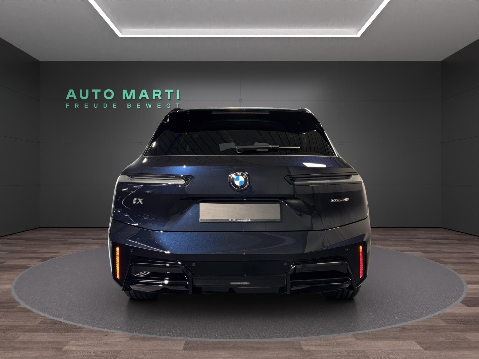 BMW iX xDrive45-showroom-element-2