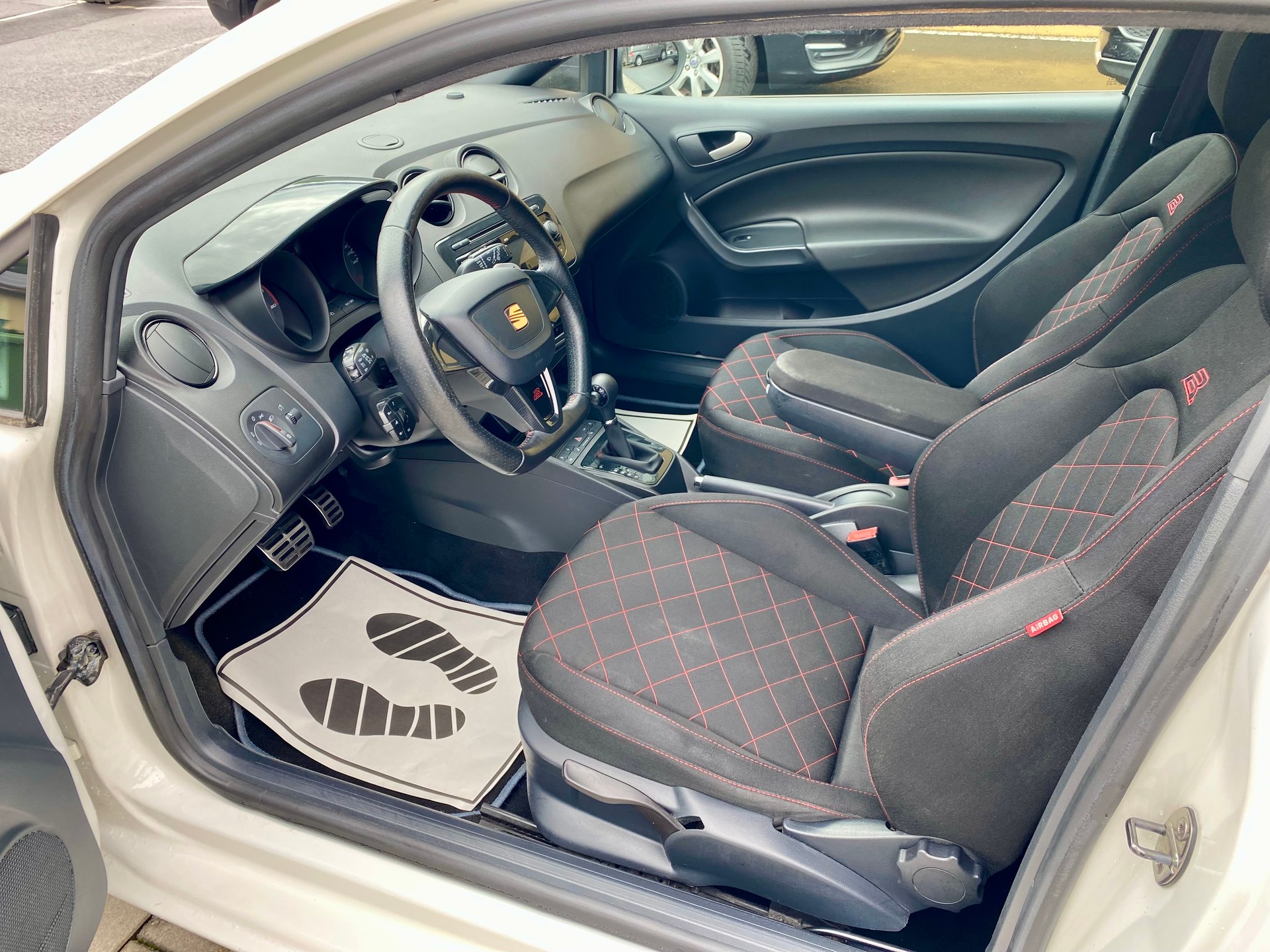 SEAT Ibiza SC 1.4 TSI Cupra DSG-image-6