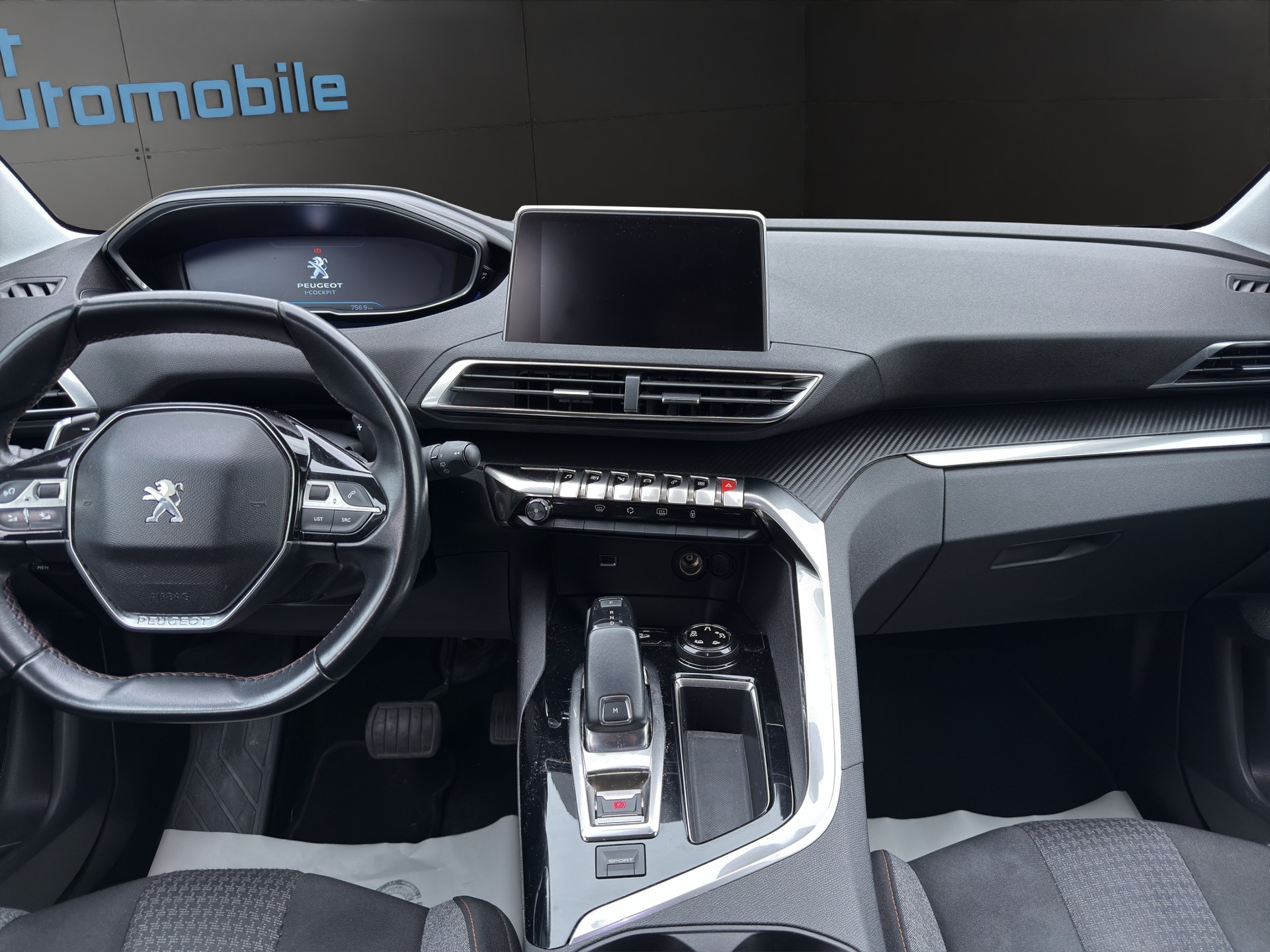 PEUGEOT 3008 1.2 PureTech Allure EAT-image-11