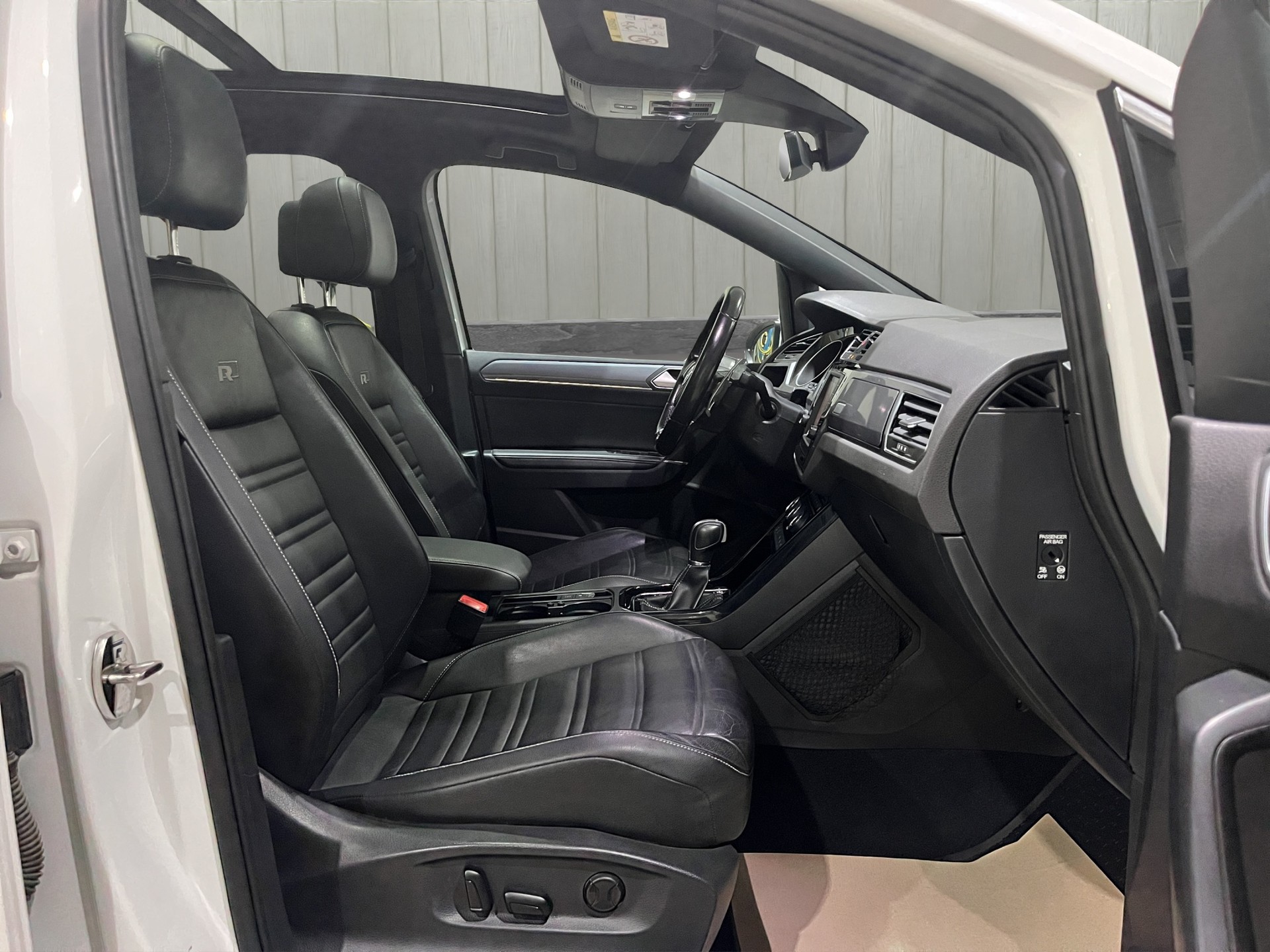 VW Touran 1.8 TSI R-LINE BlueMotion Technology Highline DSG 7 Places-image-16