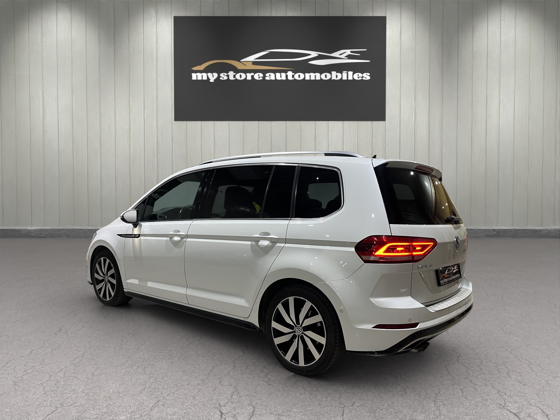 VW Touran 1.8 TSI R-LINE BlueMotion Technology Highline DSG 7 Places-image-5