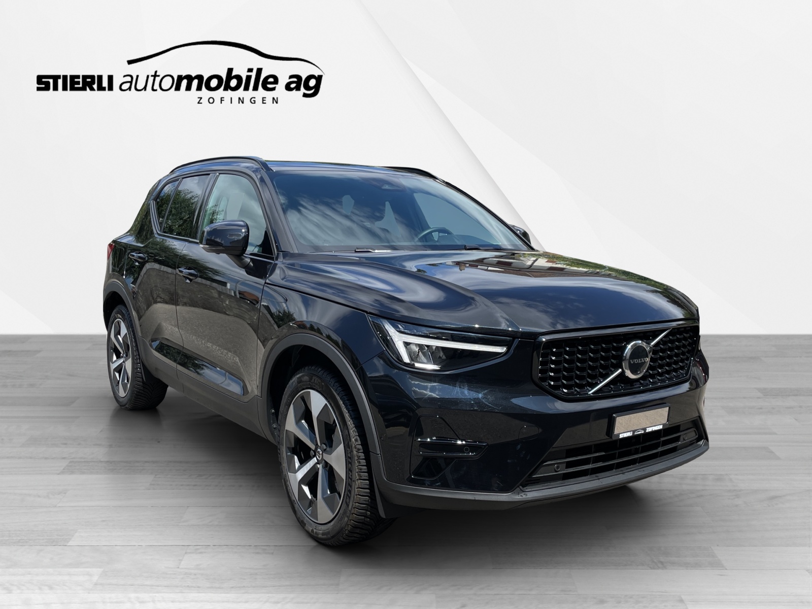 VOLVO XC40 2.0 B3 MH Plus Dark-showroom-element-2