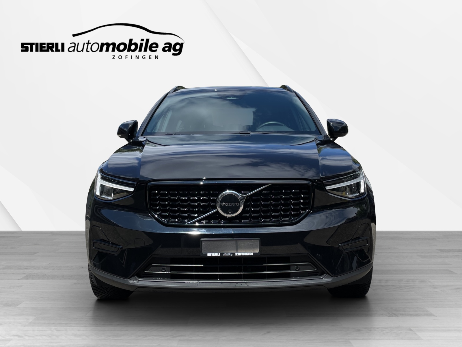 VOLVO XC40 2.0 B3 MH Plus Dark-showroom-element-1