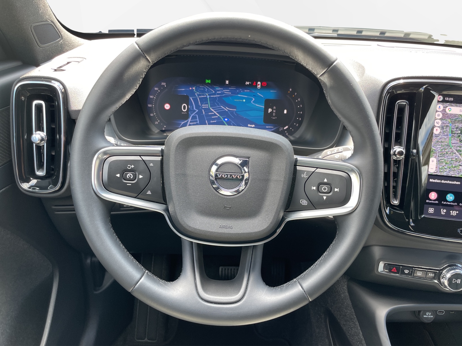 VOLVO XC40 2.0 B3 MH Plus Dark-image-11
