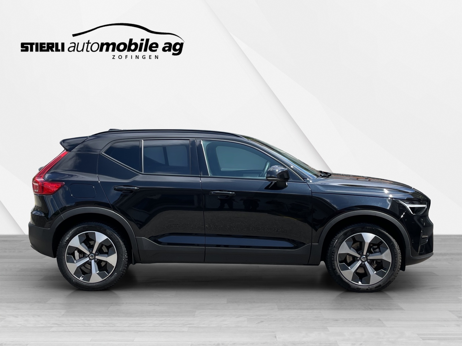 VOLVO XC40 2.0 B3 MH Plus Dark-showroom-element-3
