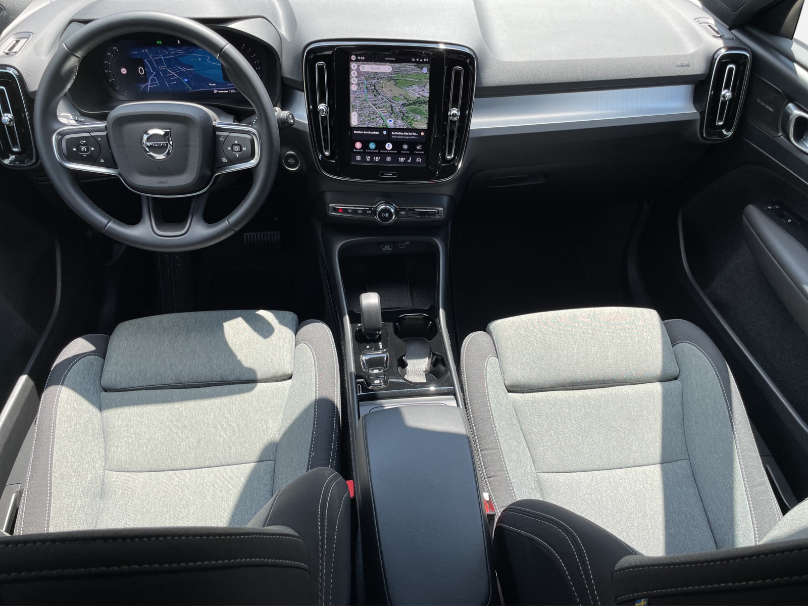 VOLVO XC40 2.0 B3 MH Plus Dark-image-10