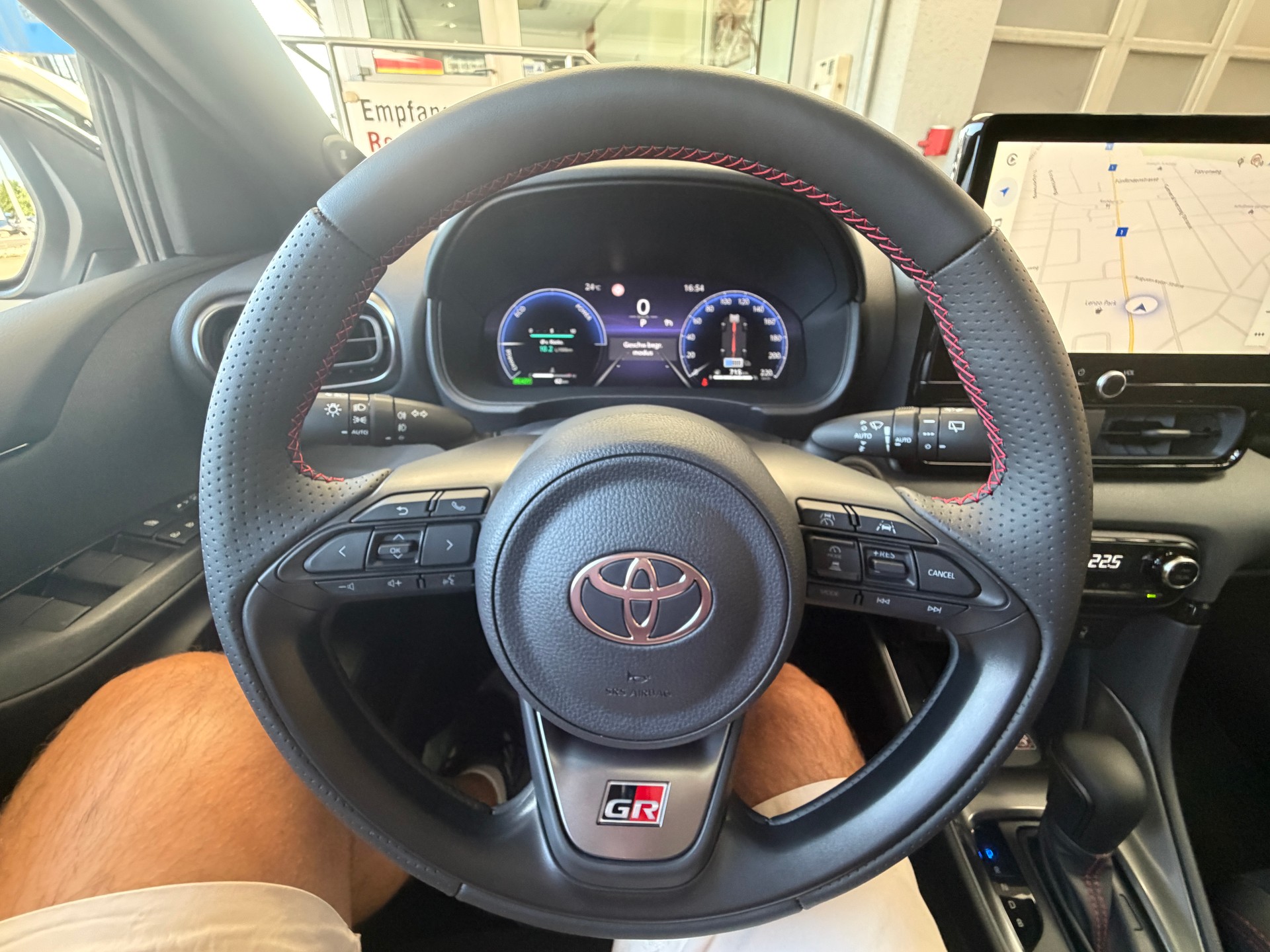 TOYOTA Yaris 1.5 GR Sport e-CVT-image-11