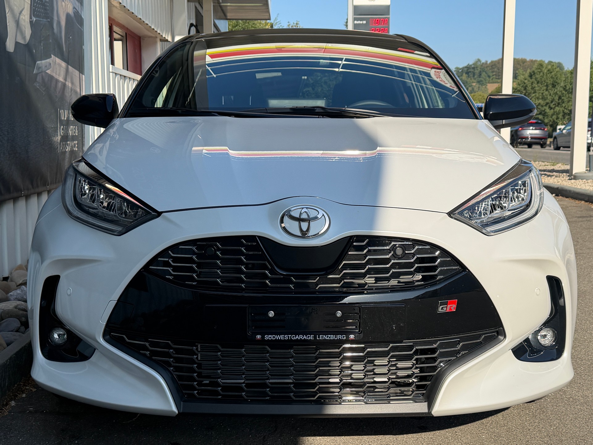TOYOTA Yaris 1.5 GR Sport e-CVT-showroom-element-3