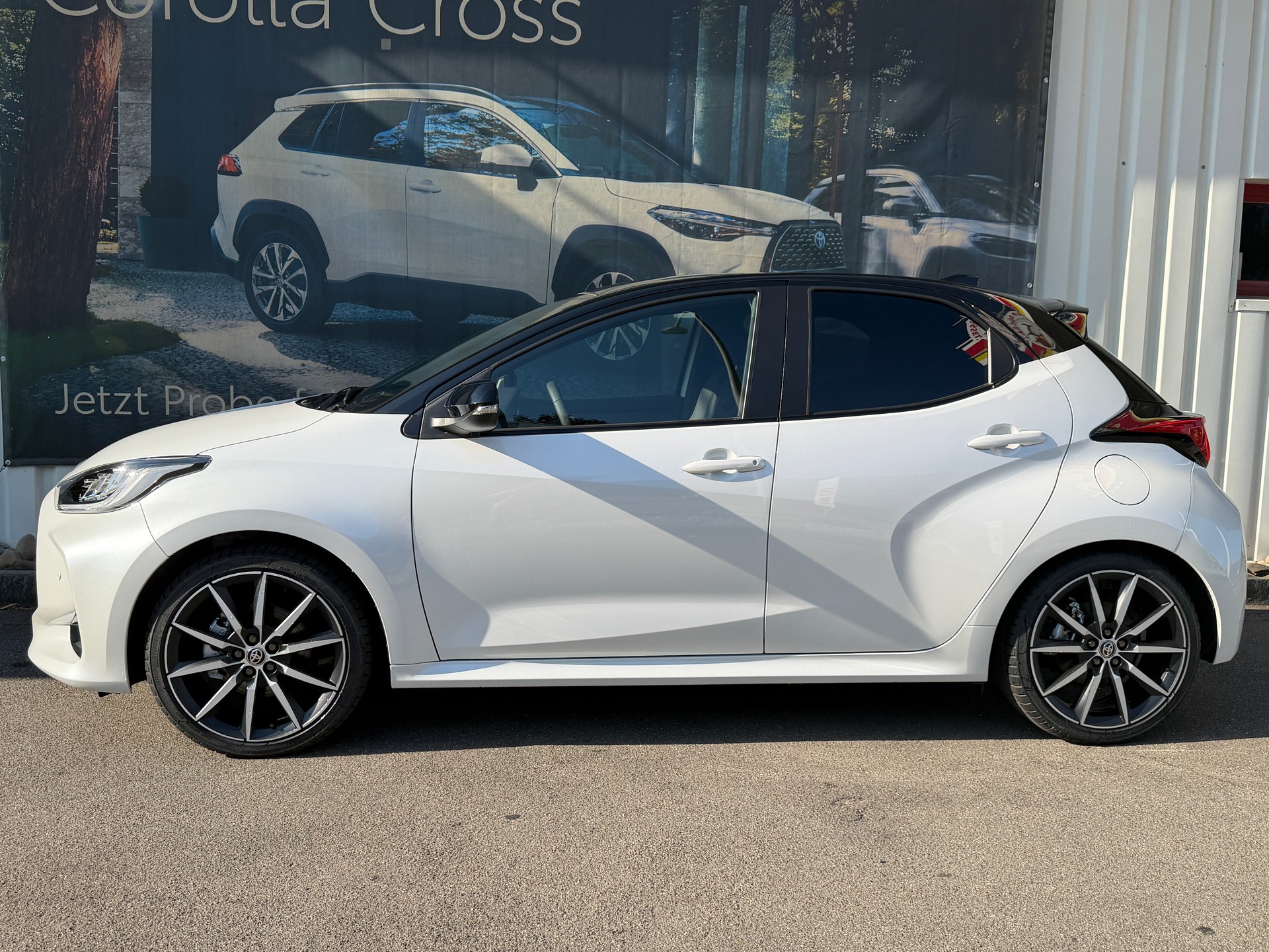 TOYOTA Yaris 1.5 GR Sport e-CVT-showroom-element-1
